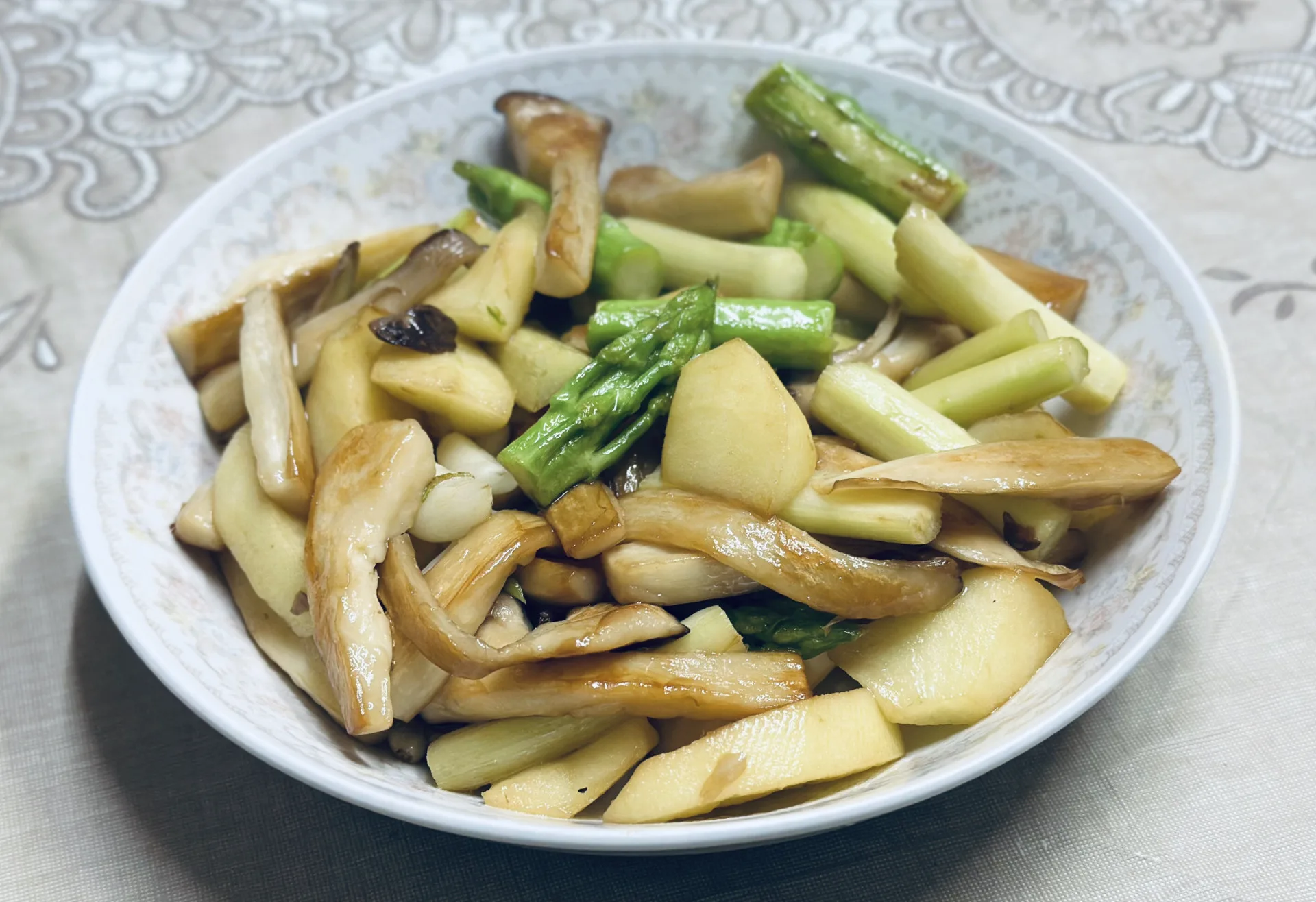 蘋果炒蘆筍。蕭秀琴攝