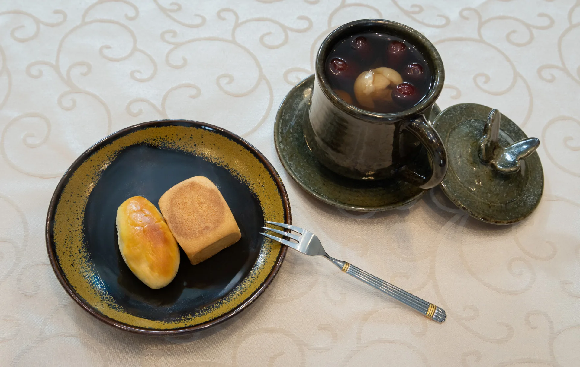 總統府國政茶敘準備了鳳梨酥、花蓮薯,搭配桂圓紅棗茶。總統府提供