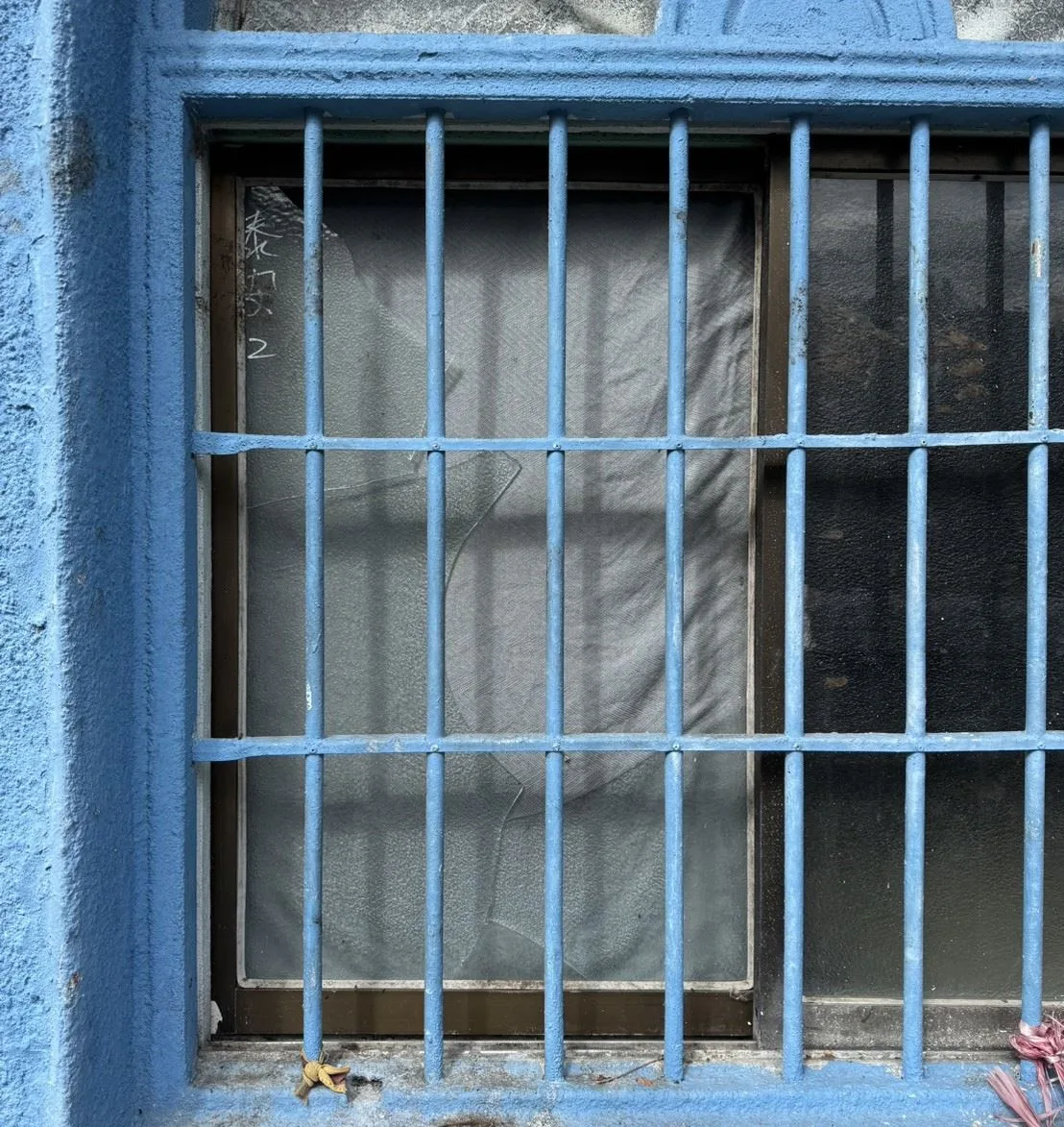 新竹縣橫山社工近日執行訪視時,發現單親父親獨自照顧孩子,孩子房間的窗戶已破裂。新竹縣政府提供