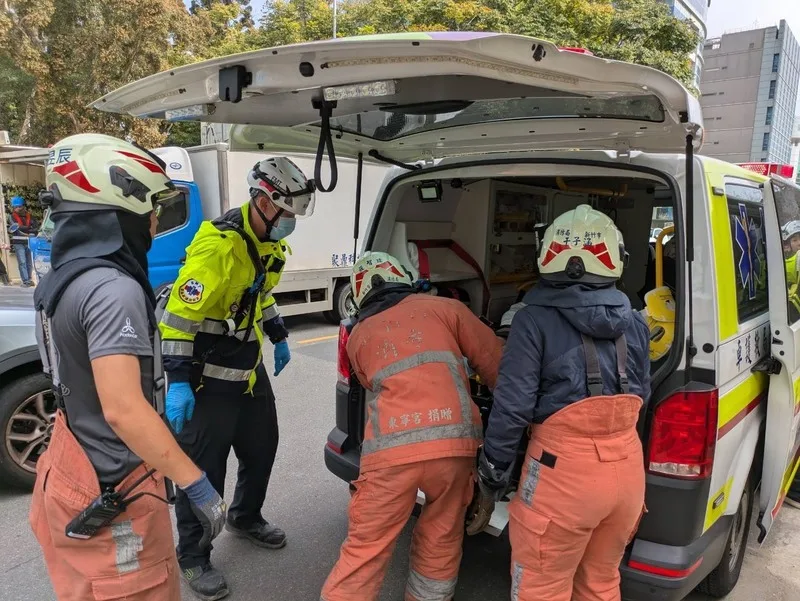 新竹科學園區1處工地今天(15日)發生鷹架倒塌意外,3名施工人員從約5公尺高處墜落受傷,消防人員已協助送醫治療。新竹市消防局提供