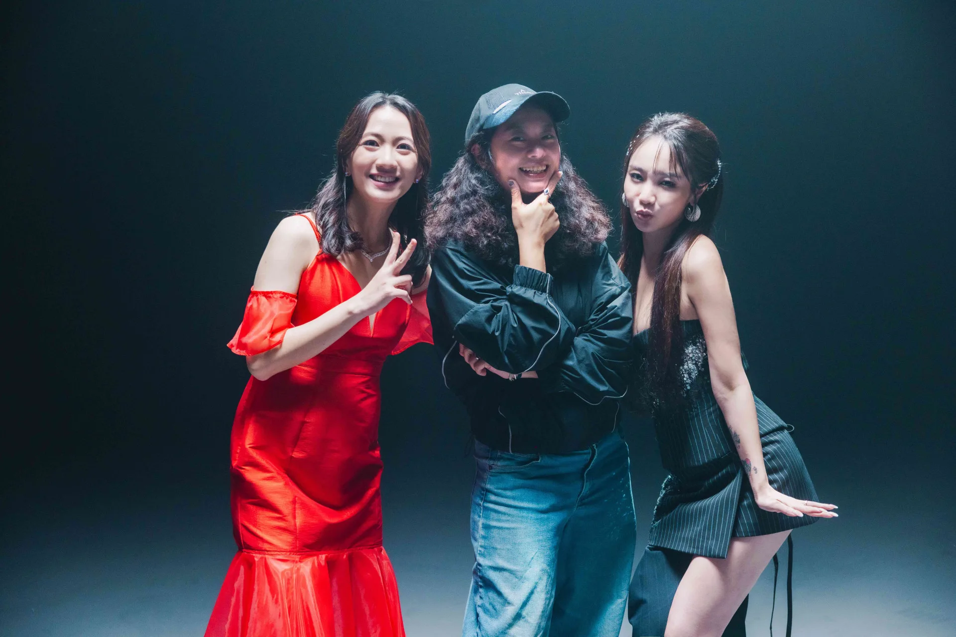 怪誕導演郭佩萱(中)讚Kimberley(右)與范宸菲(左)的演出真誠且充滿能量。新視紀整合行銷 提供