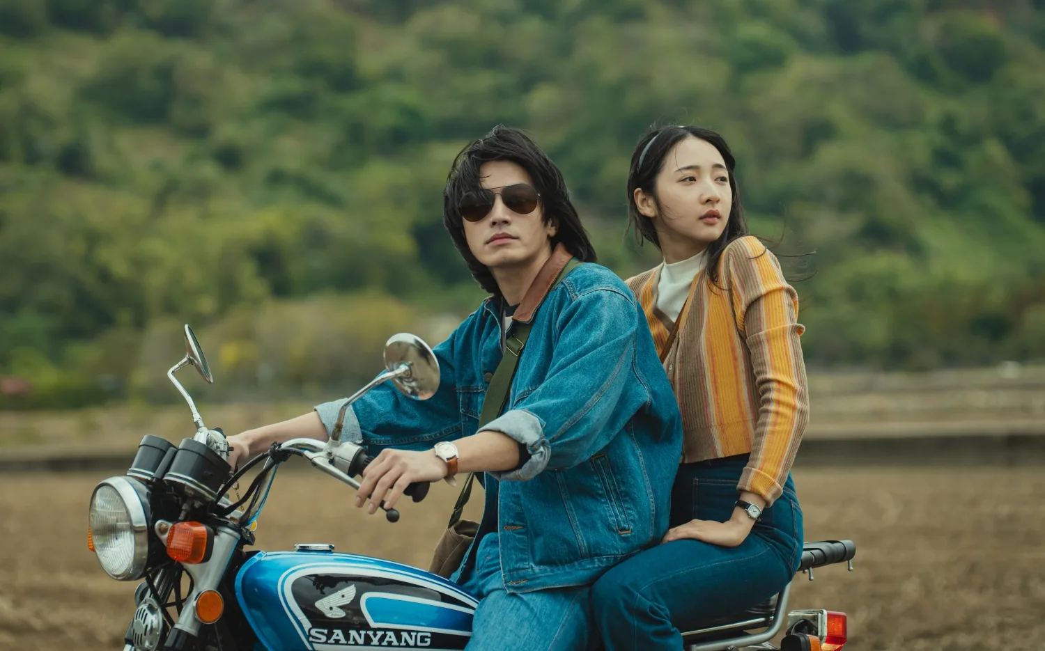 宋柏緯、李沐在新片《那張照片裡的我們》重返1977年,電影充滿復古懷舊氛圍。《那張照片裡的我們》劇照,瀚草文創GrX STUDIO提供