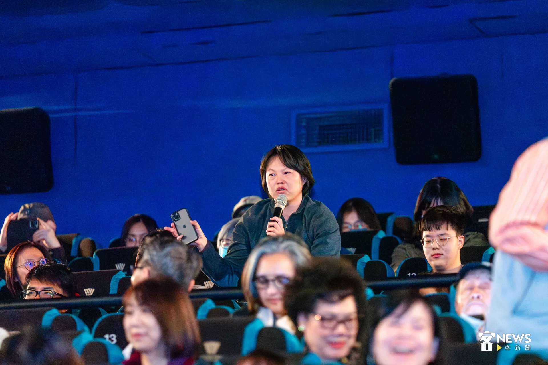 觀眾在特映現場向導演湯昇榮提問。朱愷元攝