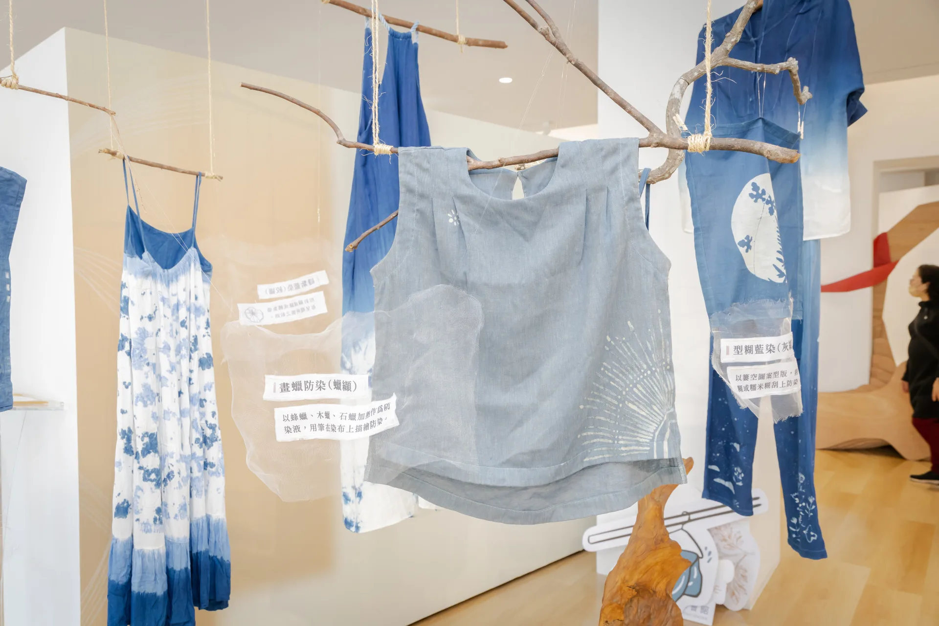 「色彩裡的客家日常」展場一隅。新竹市政府提供