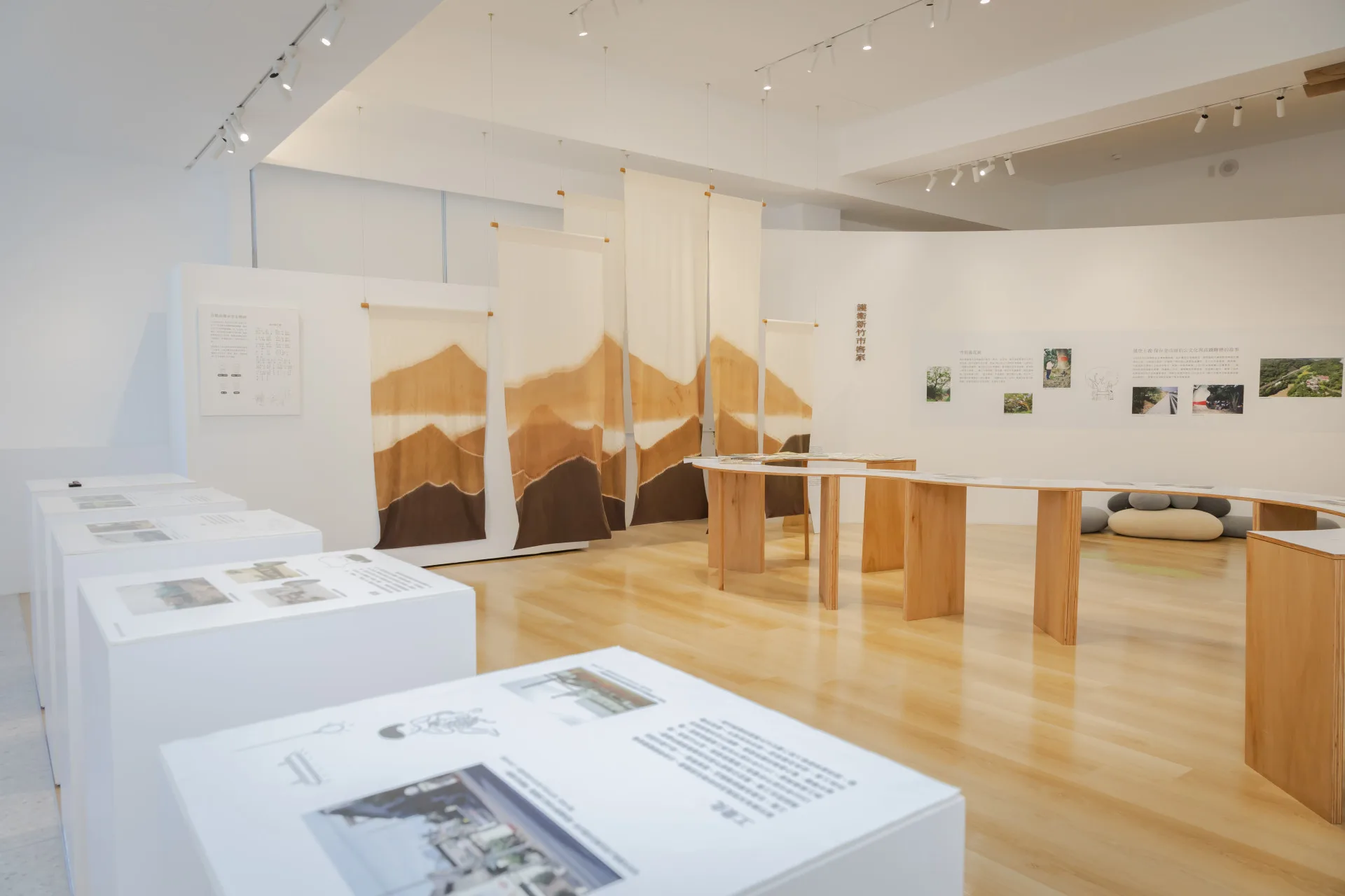 「色彩裡的客家日常」展場一隅。新竹市政府提供