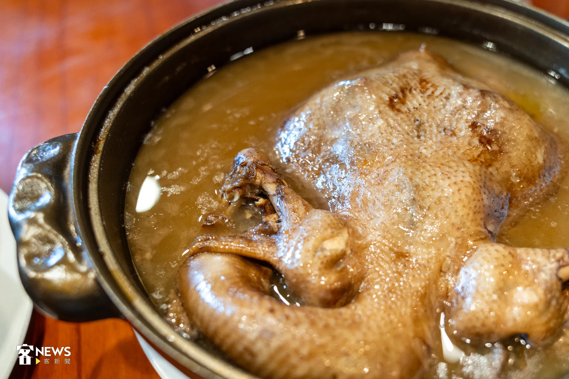 老闆黃率欽表示，黑金菜脯全雞採用「老中青」三種不同年份的菜脯燉煮，時間長達5小時，是餐廳的招牌菜。李宥妍攝