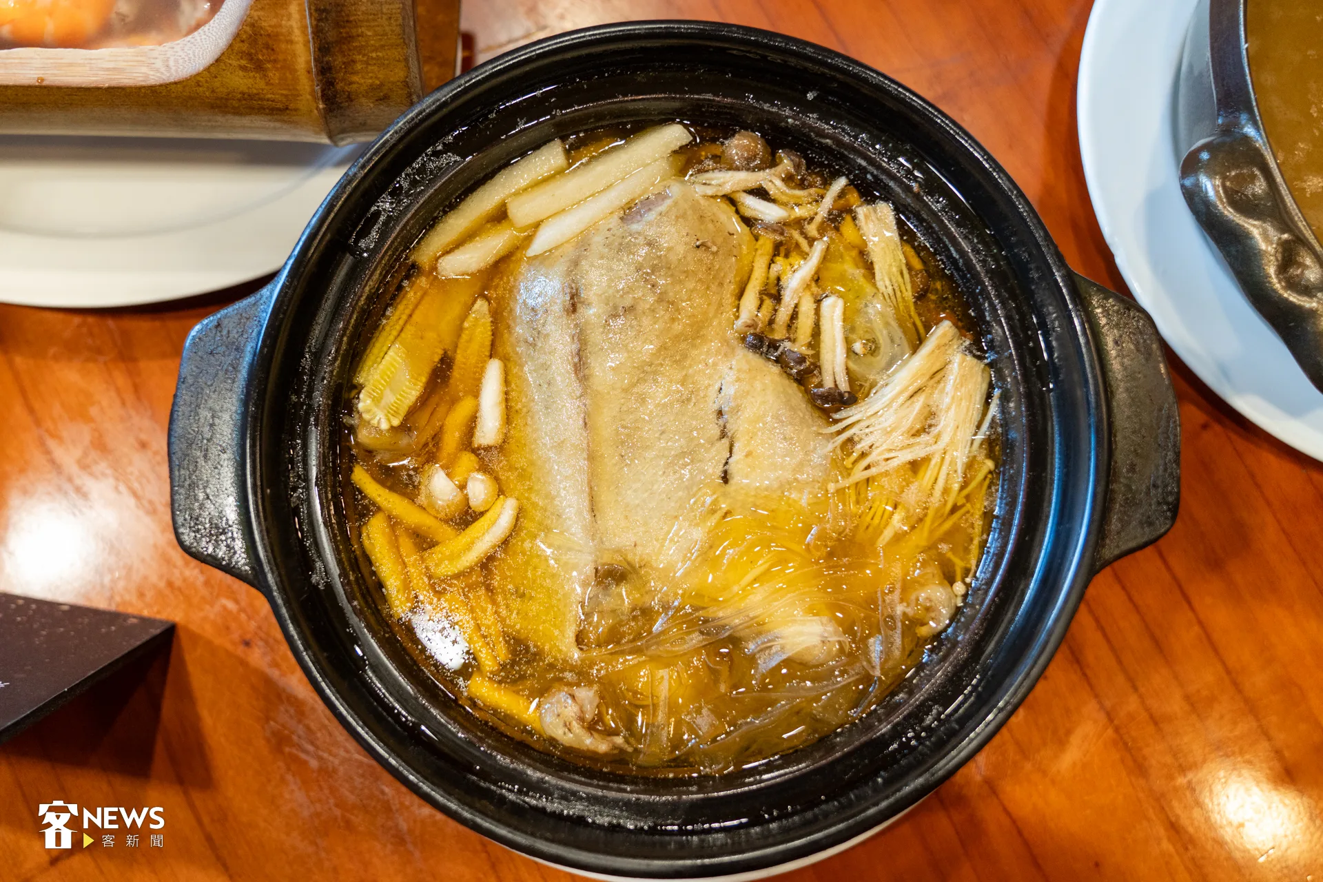 八方燜鴨用黑麻油燉煮，是八方園的招牌菜之一。李宥妍攝