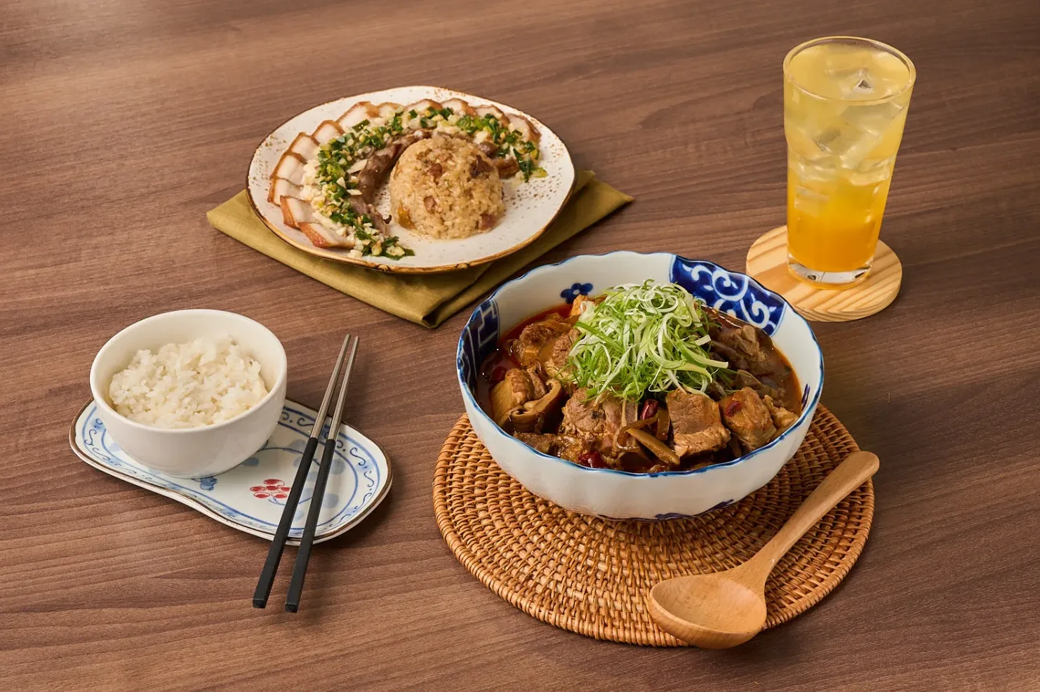 「真珠 台灣佳味」與台韓實境綜藝《廚師的迫降：客家廚房2》跨國合作，並嚴選節目中的美味推出三道限定料理——「鹹菜燉豬骨」、「客家鹹豬肉糯米飯」及清爽解膩的「蜜金桔氣泡飲」。饗賓集團提供