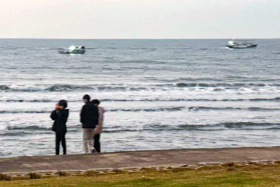 焚化爐附近海域是新豐鄉海域的捕魚魚區。不時有漁船在海邊捕魚。陳權欣攝