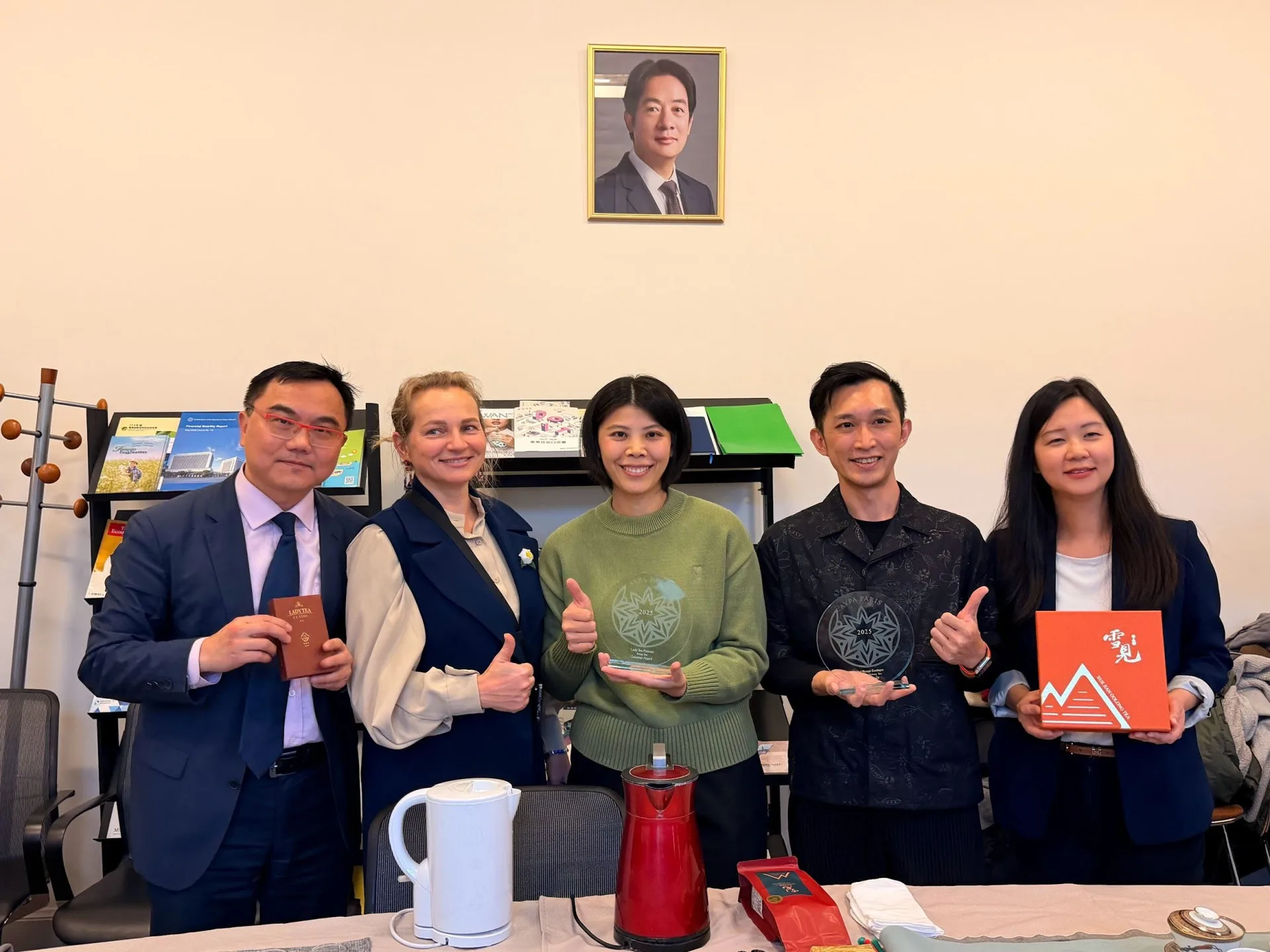 法國AVPA第八屆世界茶葉大賽，苗栗縣茶農曾莉敏與張立欣分別榮獲多項國際獎項，成功將苗栗好茶再次推向世界。苗栗縣政府提供