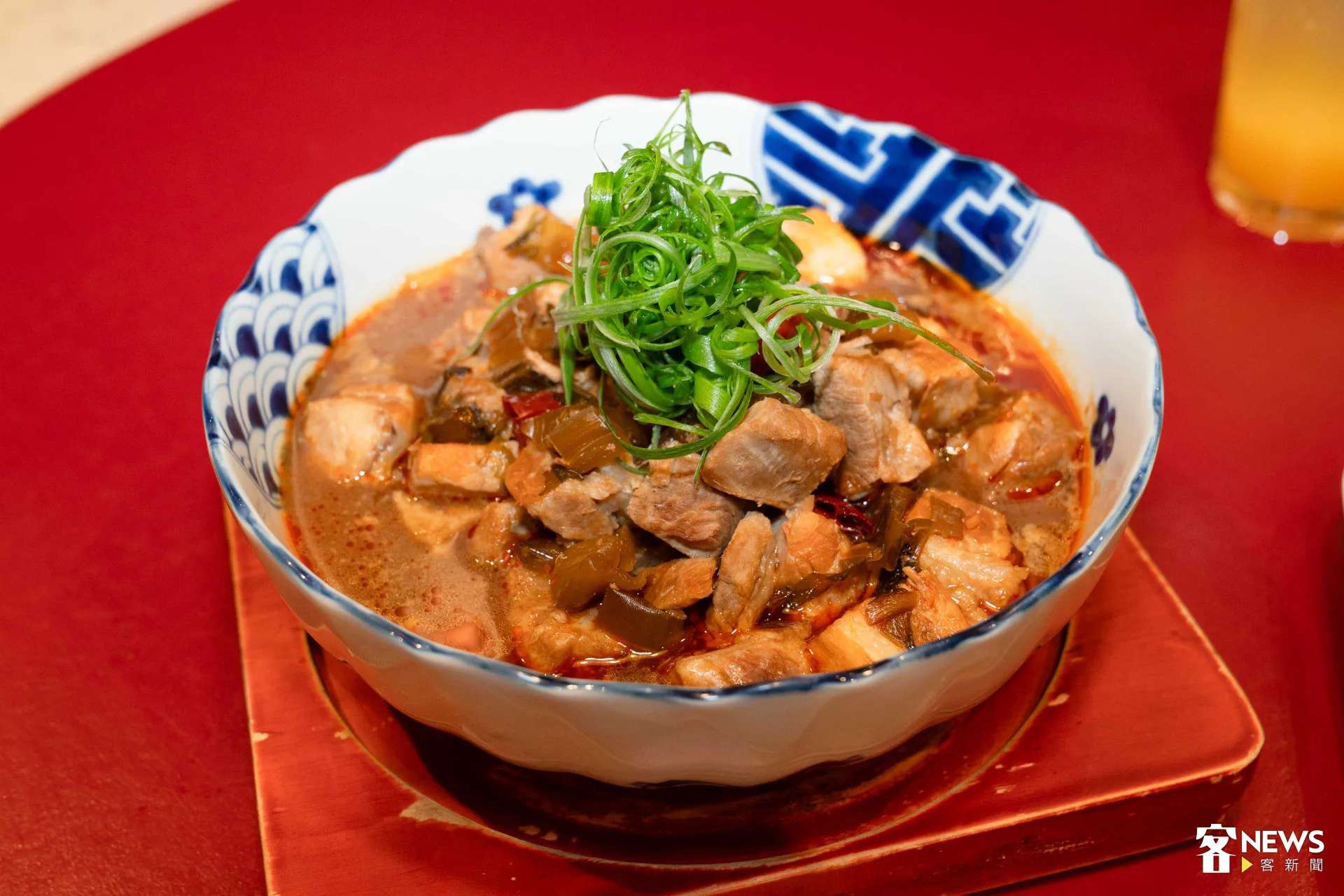 孝淵、溫昇豪隊伍推出的暖胃之作「鹹菜燉豬骨」，以客家鹹菜結合韓國豬骨湯的精華。范修語攝