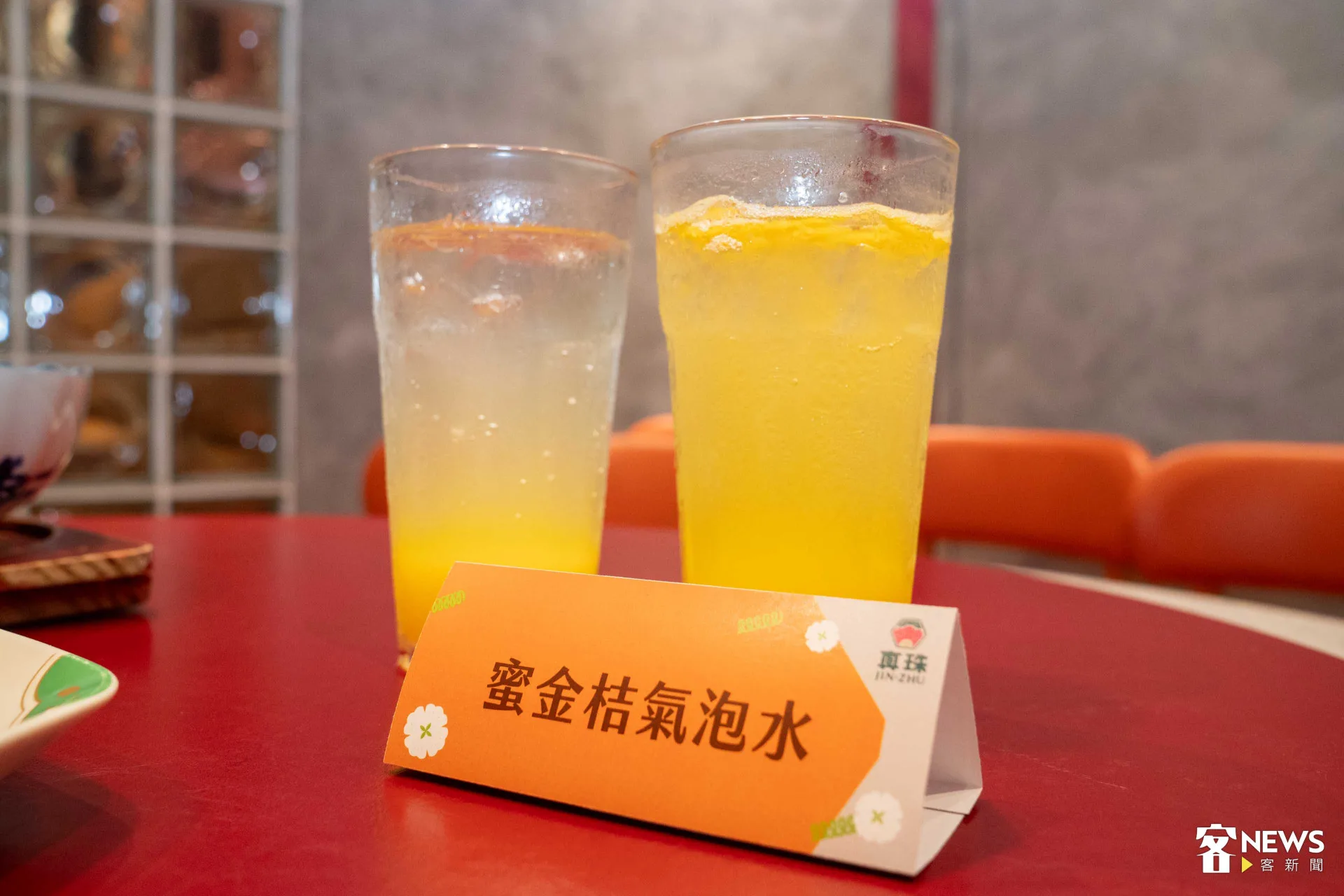 飲品部分，「蜜金桔氣泡飲」以蜜金桔醬為基底，加入橘子果泥與沁涼氣泡水，以台式手法呈現韓客融合風味，酸甜果香清爽順口，是節目中最受歡迎的客家風味氣泡飲。范修語攝