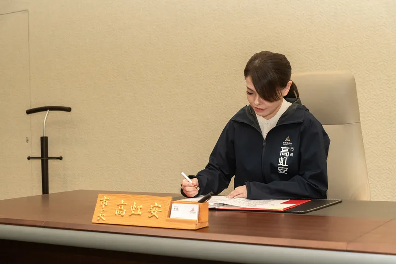 新竹市長高虹安18日復職後簽署首份公文,同意調整新竹市警察福利;另核定調升消防人員危險職務加給。竹市府提供