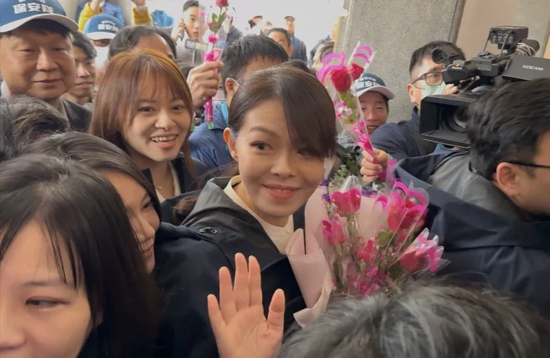 因案停職約1年多的新竹市長高虹安(中),18日回新竹市政府上班,在支持者簇擁下進入竹市府。中央社