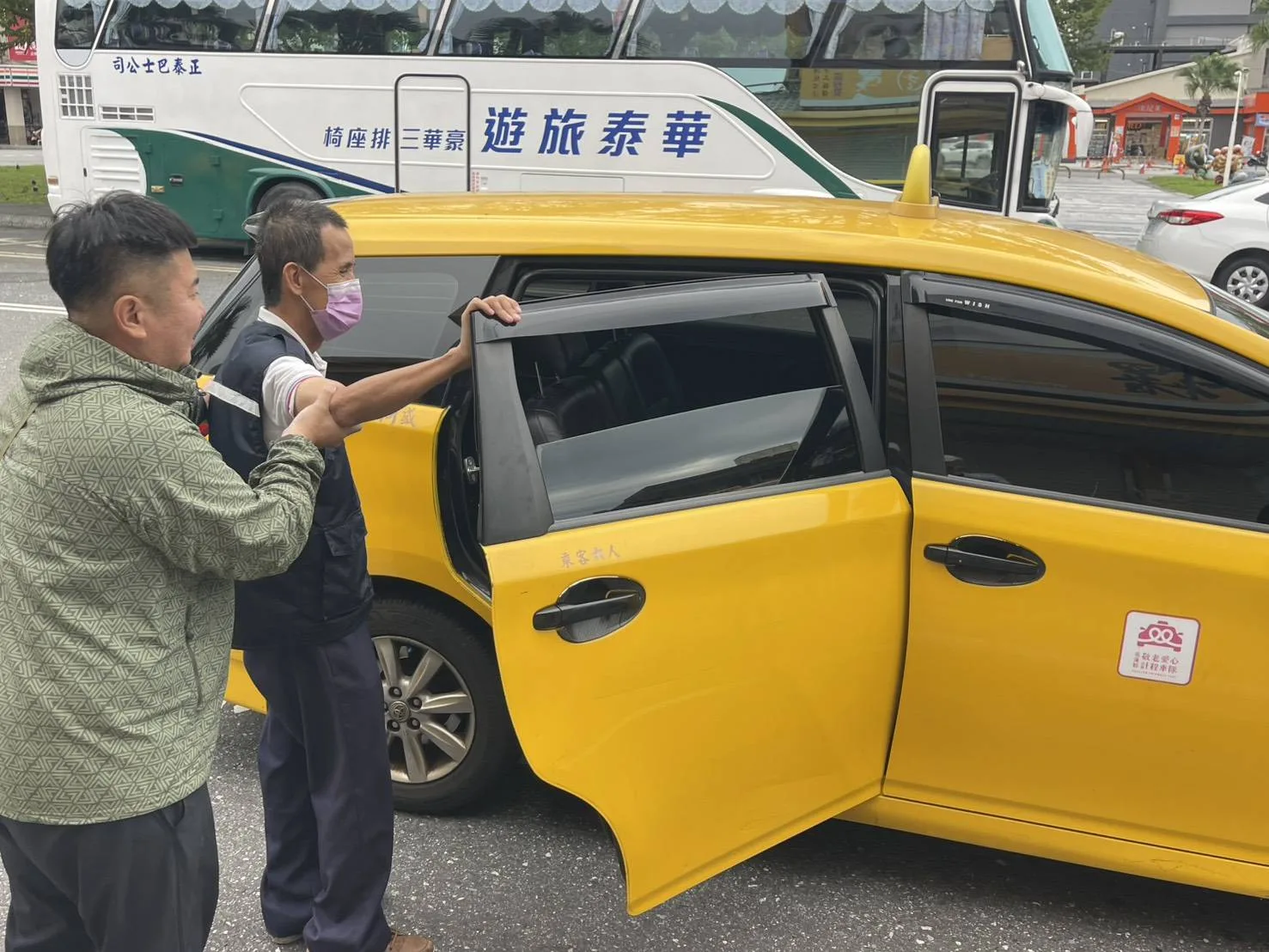 花蓮縣政府推出愛心計程車,今年搭乘量逾83萬次,較去年翻倍。花蓮縣政府提供