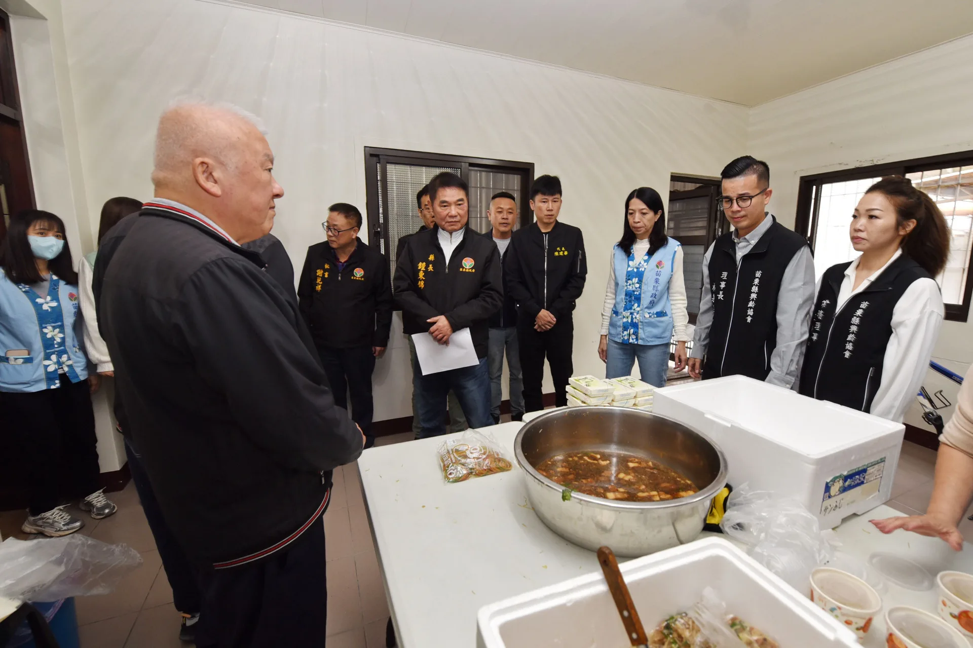 鐘縣長帶領團隊關心廚房設備及食材。苗栗縣府提供