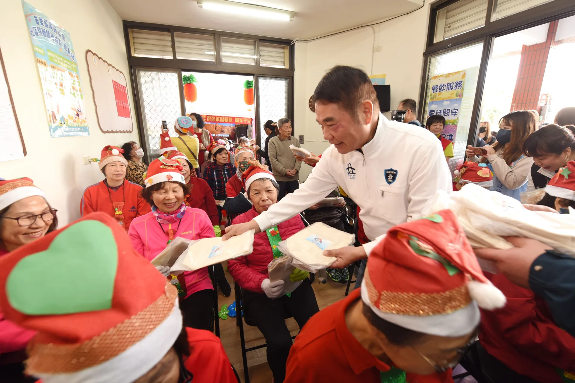 鐘縣長致贈實用品給長輩。苗栗縣府提供