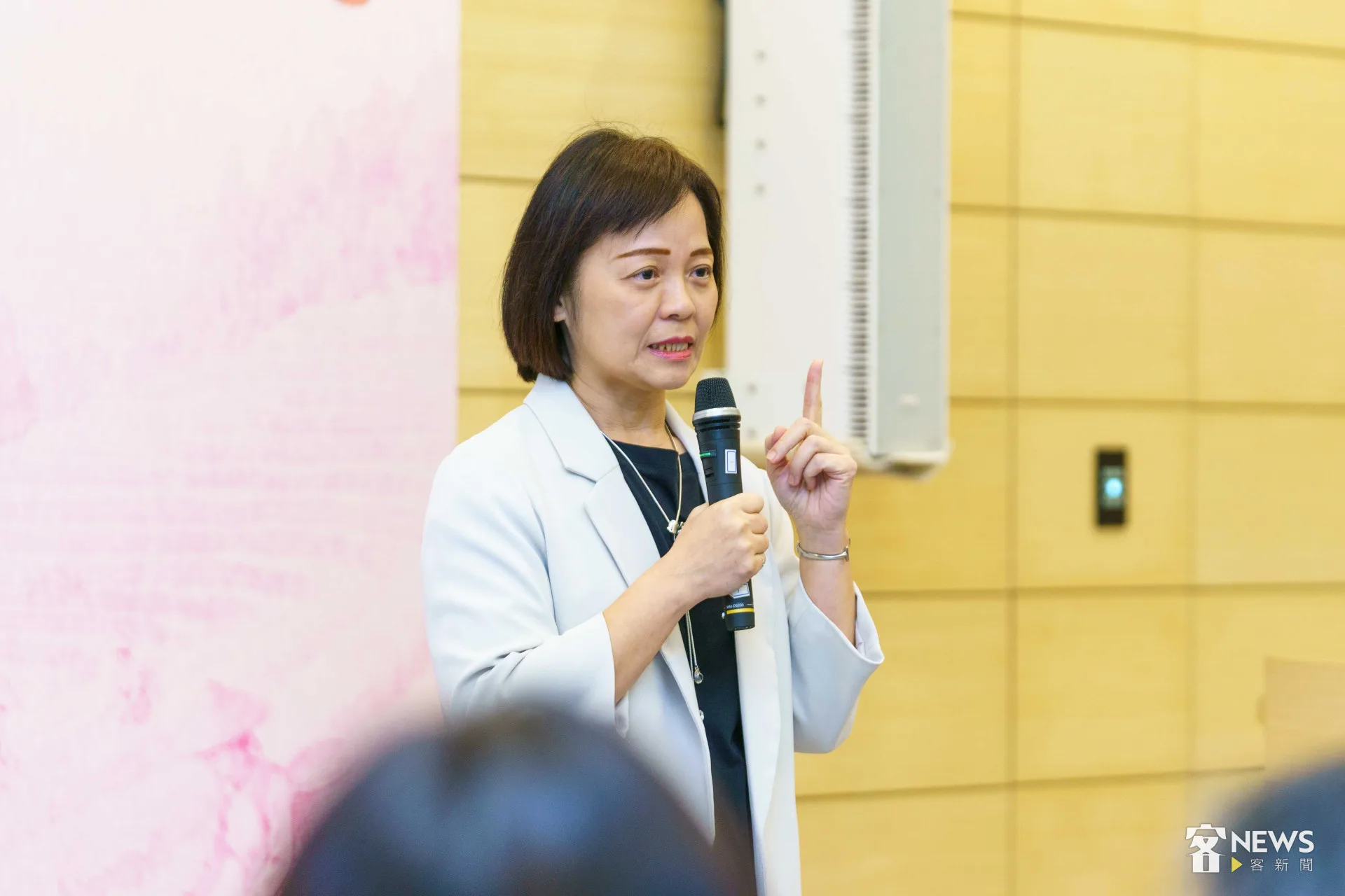 廖育珮出席《靚影:客庄女力百年行路》新書發表座談會,分享自身家庭經歷,認為客家女性長期承擔繁重家務,儘管當今性評意識抬頭,但仍是各界需要持續關注的議題。李台源攝