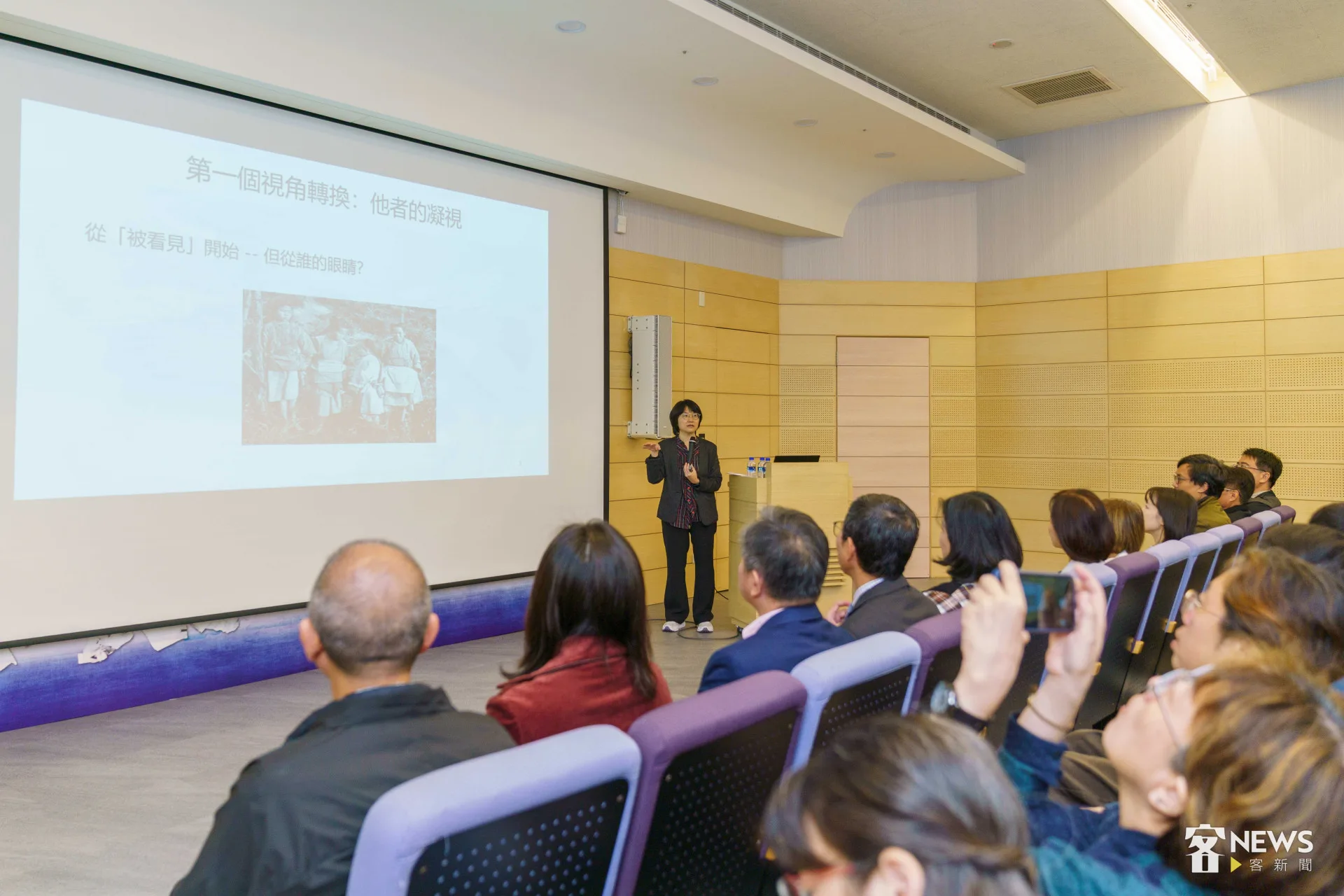 《靚影:客庄女力百年行路》作者姜貞吟分享書籍撰寫歷程。李台源攝