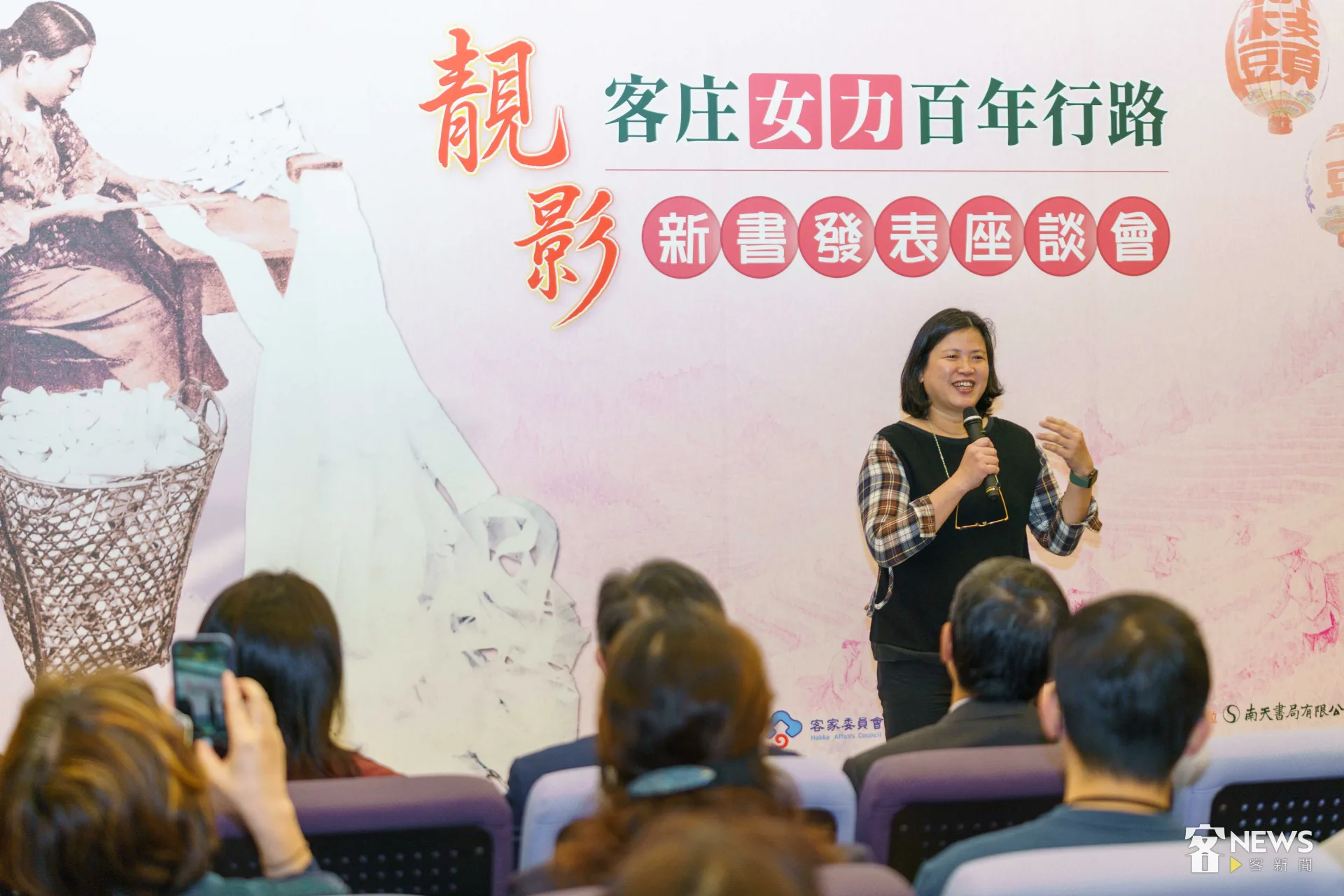 鄭慧玲從影像出發,紀錄下客家單聲女性過世後,葬回家族祖塔的故事。李台源攝