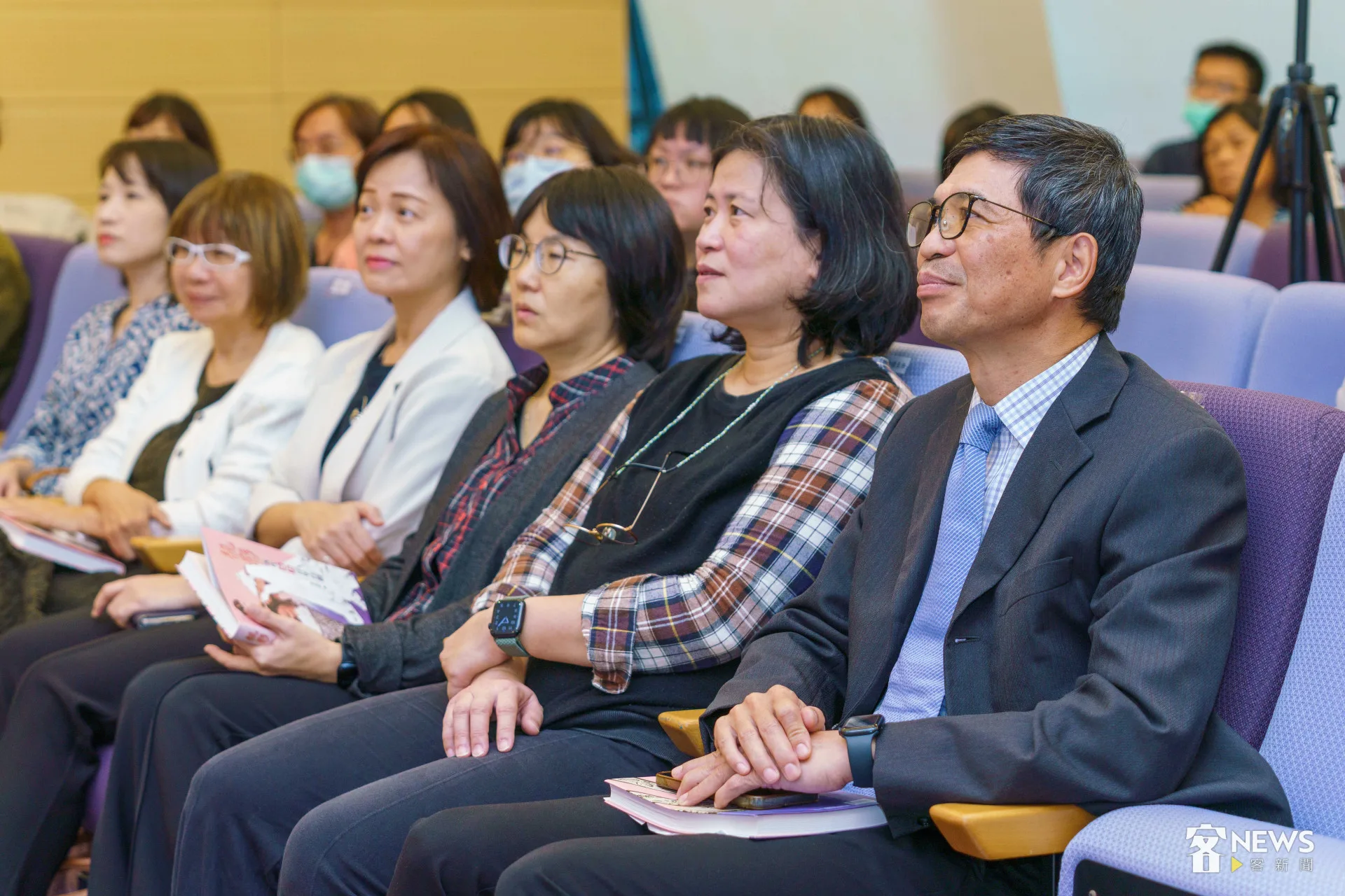 《靚影:客庄女力百年行路》新書發表會,與談人仔細聆聽各方對客家女性角色的觀察與觀點。李台源攝