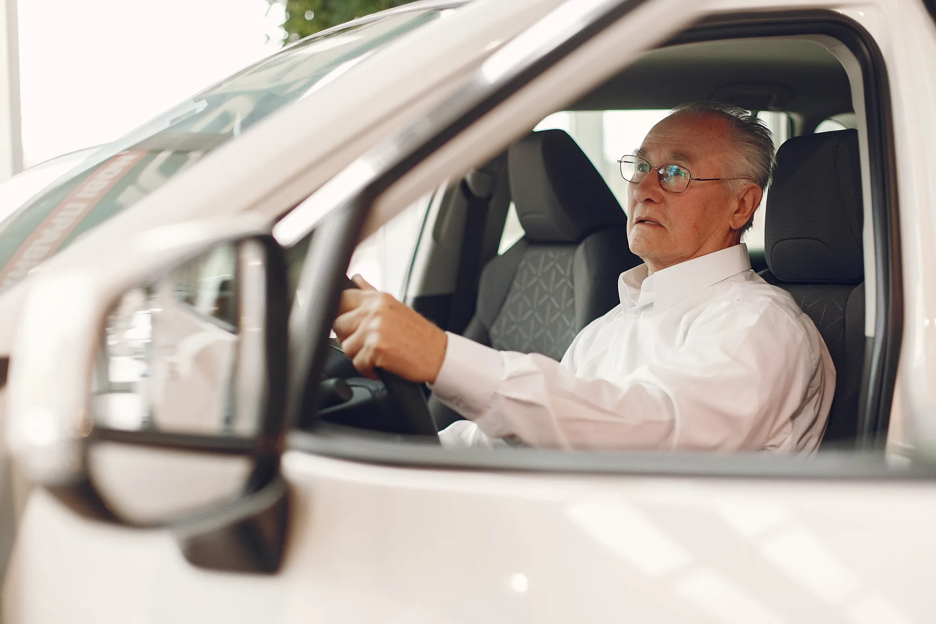 交通部今天(18日)公布明年元旦4項新制,包括年滿70歲以上長者自願繳回駕照,提供TPASS乘車回饋等。示意圖