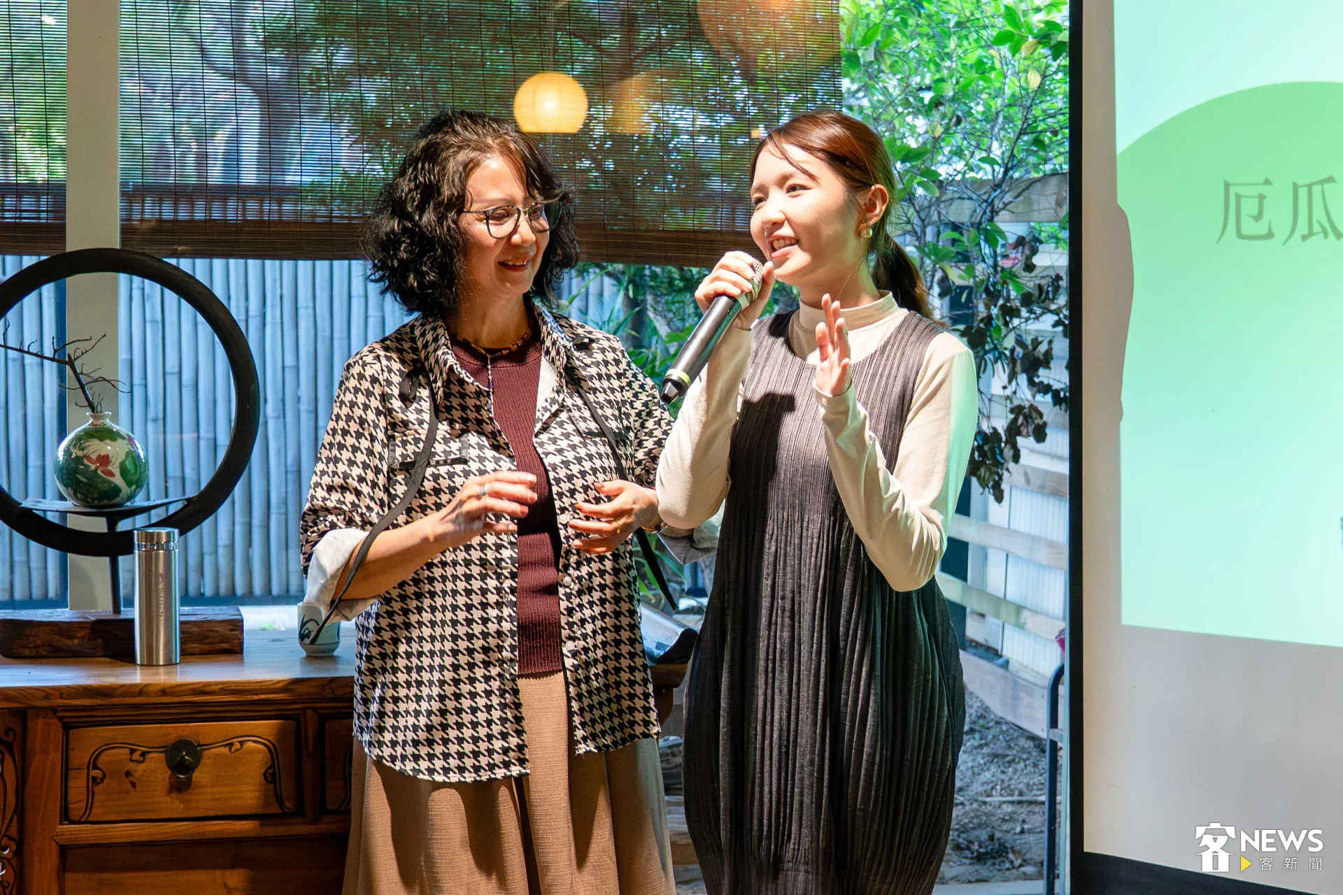 講客廣播電臺主持人馮容潔(右)。李宥妍攝