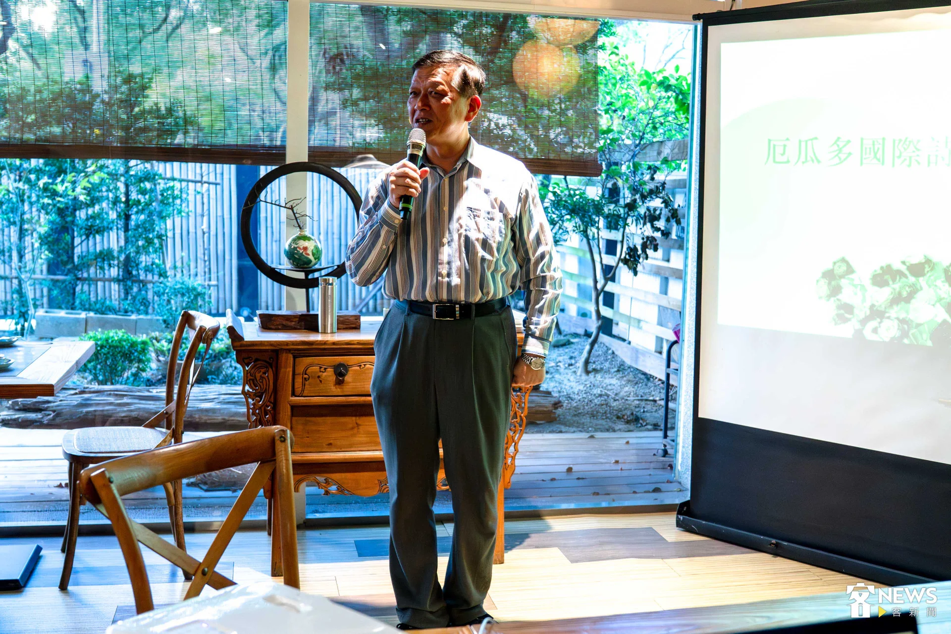 客家學者楊國鑫說,他曾嘗試文學創作,但發覺不是那麼擅長,因此對張芳慈這樣的詩人很景仰。李宥妍攝