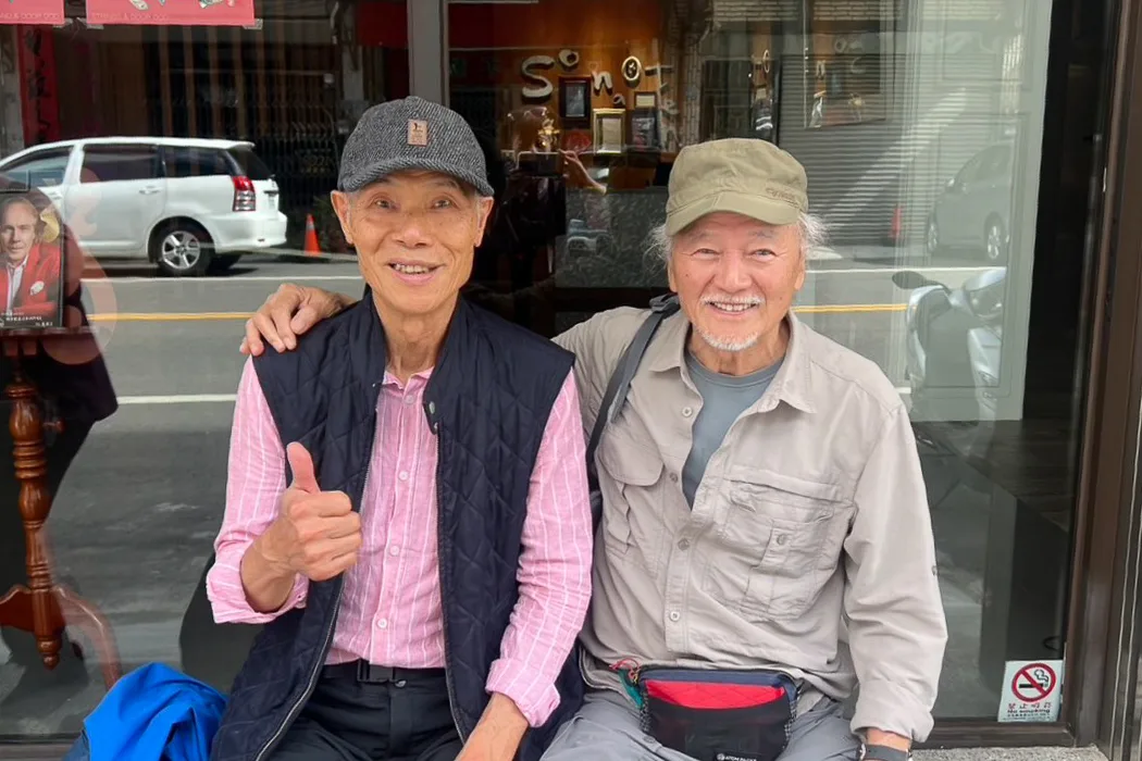 李錦秀（左）、劉廷焜今年同學們再重逢，相隔超過一甲子，從年少到兩鬢白。李錦秀提供