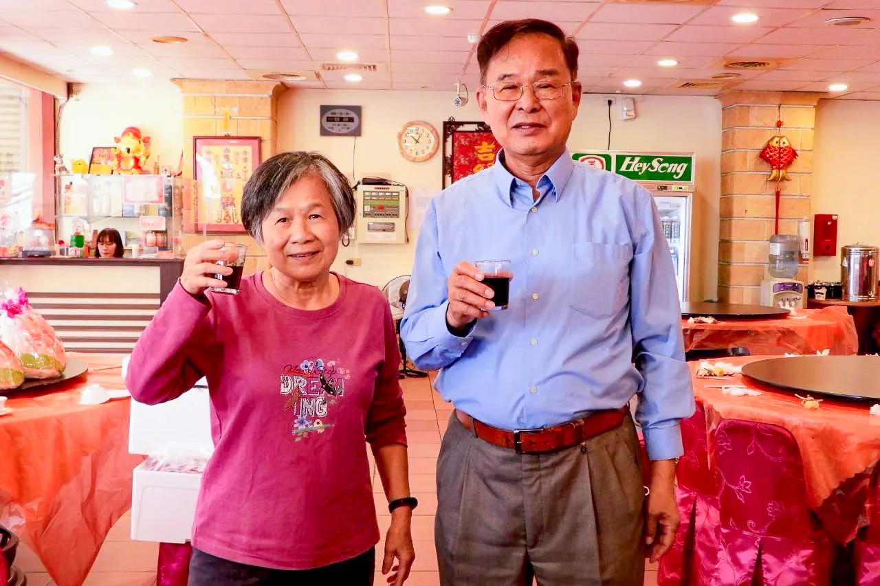 彰化師大博士張增治與台北師專畢業的莊火妹老師，也是大成初中部（第16屆）忠班同窗，同學會合影。林桔春提供