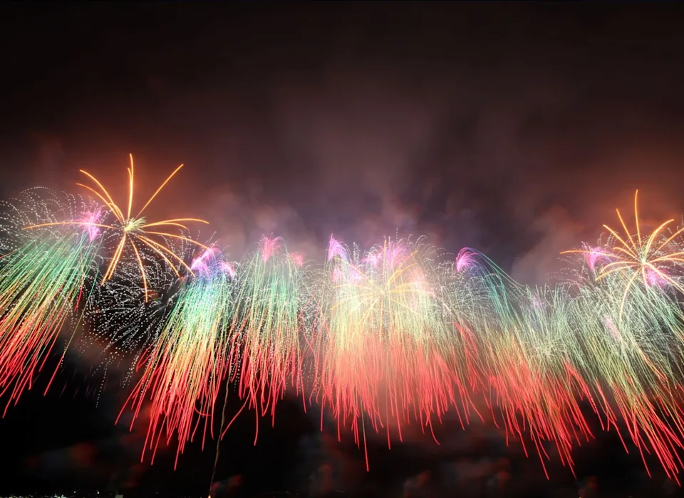 閃耀新北1314跨河煙火模擬圖-五彩瀑布。新北市文化局 提供