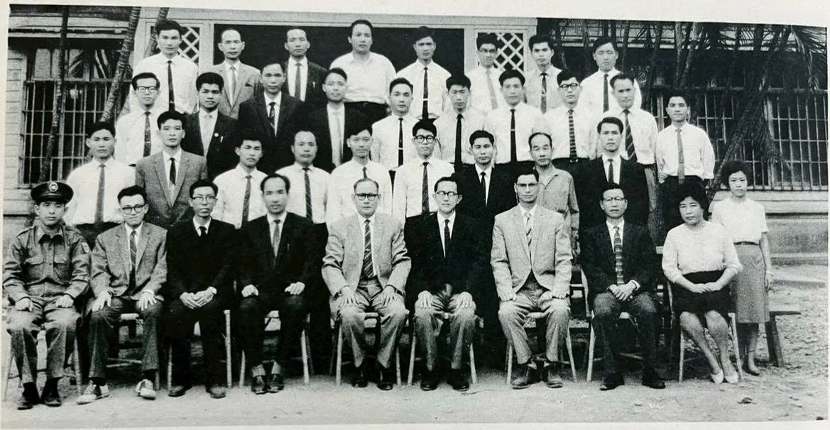 1964年大成中學教職員合影，前左五校長鍾萬選、前左六教務主任呂榮泉、前左七訓導主任徐耀暄、前左四總務主任劉炳輝、前左二教學組長陳運棟。何來美翻攝