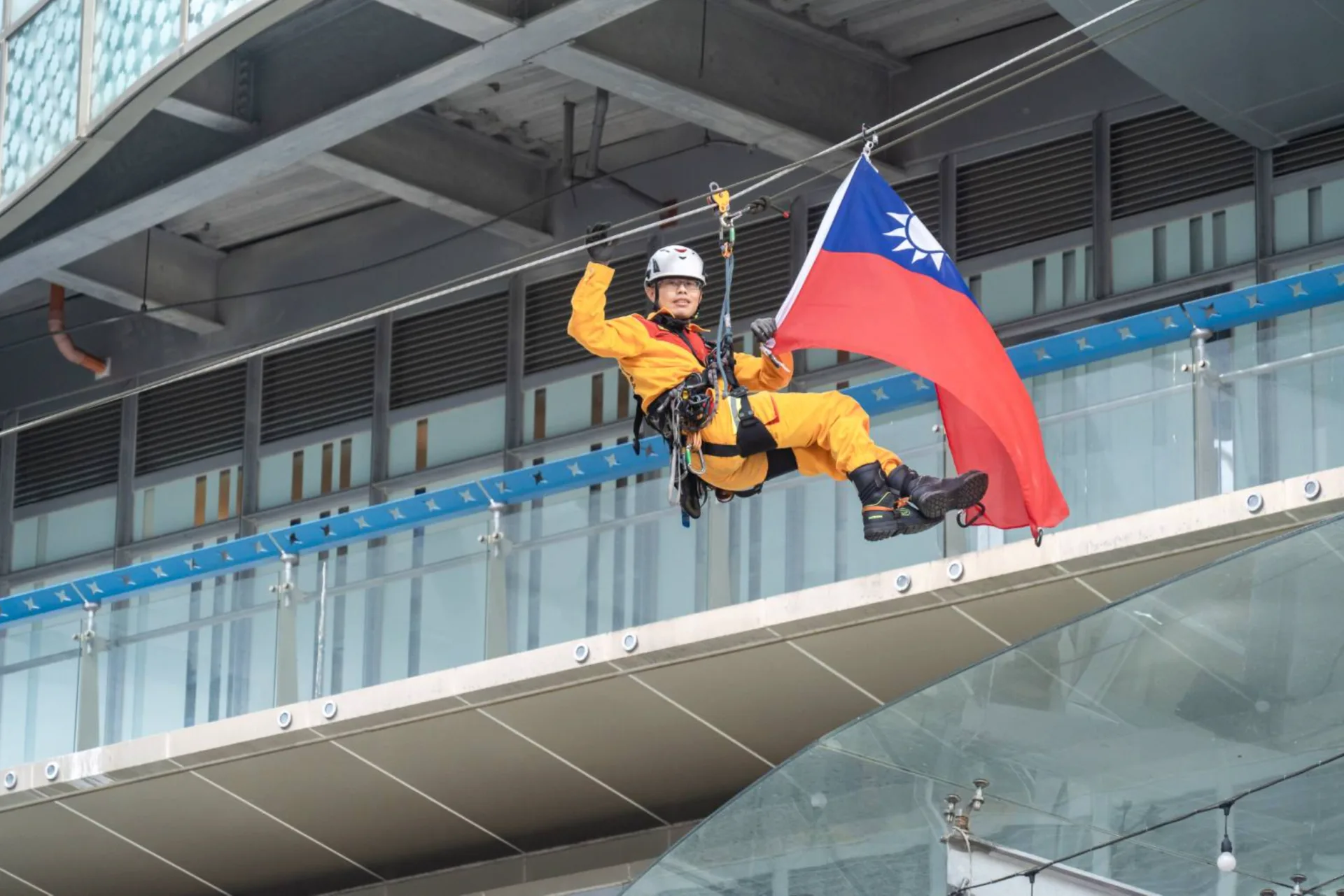 新竹市消防局長李世恭表示，透過形象月曆，不僅有助於市民認識消防職責與挑戰，更提升了消防人員士氣與自我認同。新竹市政府提供