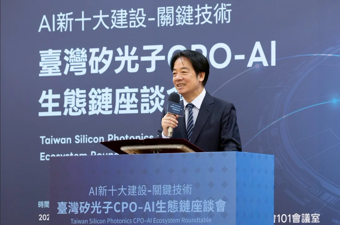 總統賴清德啟動AI新十大建設推動之旅，19日首站前往竹科參加國科會舉辦的「台灣矽光子CPO-AI生態鏈座談會」。總統府提供