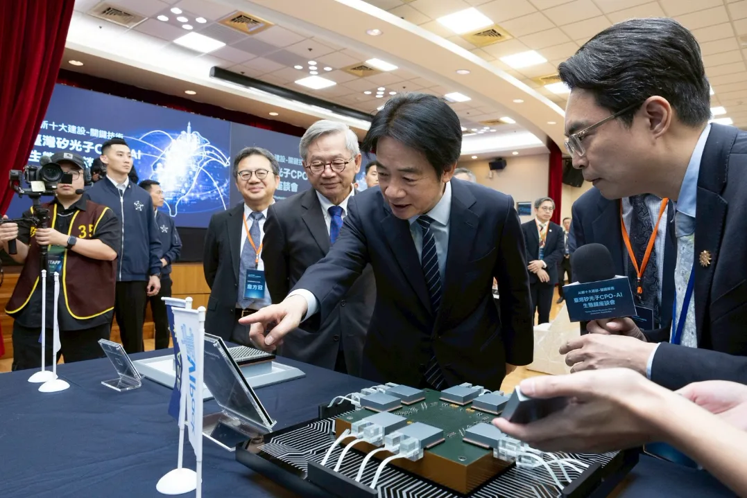 總統賴清德啟動AI新十大建設推動之旅，19日首站前往竹科參加國科會舉辦的「台灣矽光子CPO-AI生態鏈座談會」。總統府提供