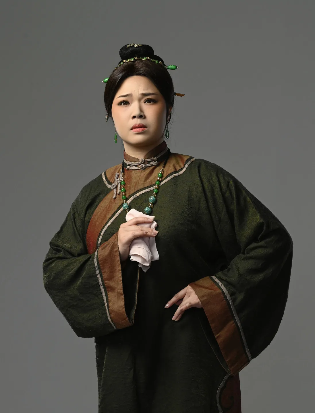 演員陳怡婷飾演吳湯興母親吳秋妹。榮興客家採茶劇團提供