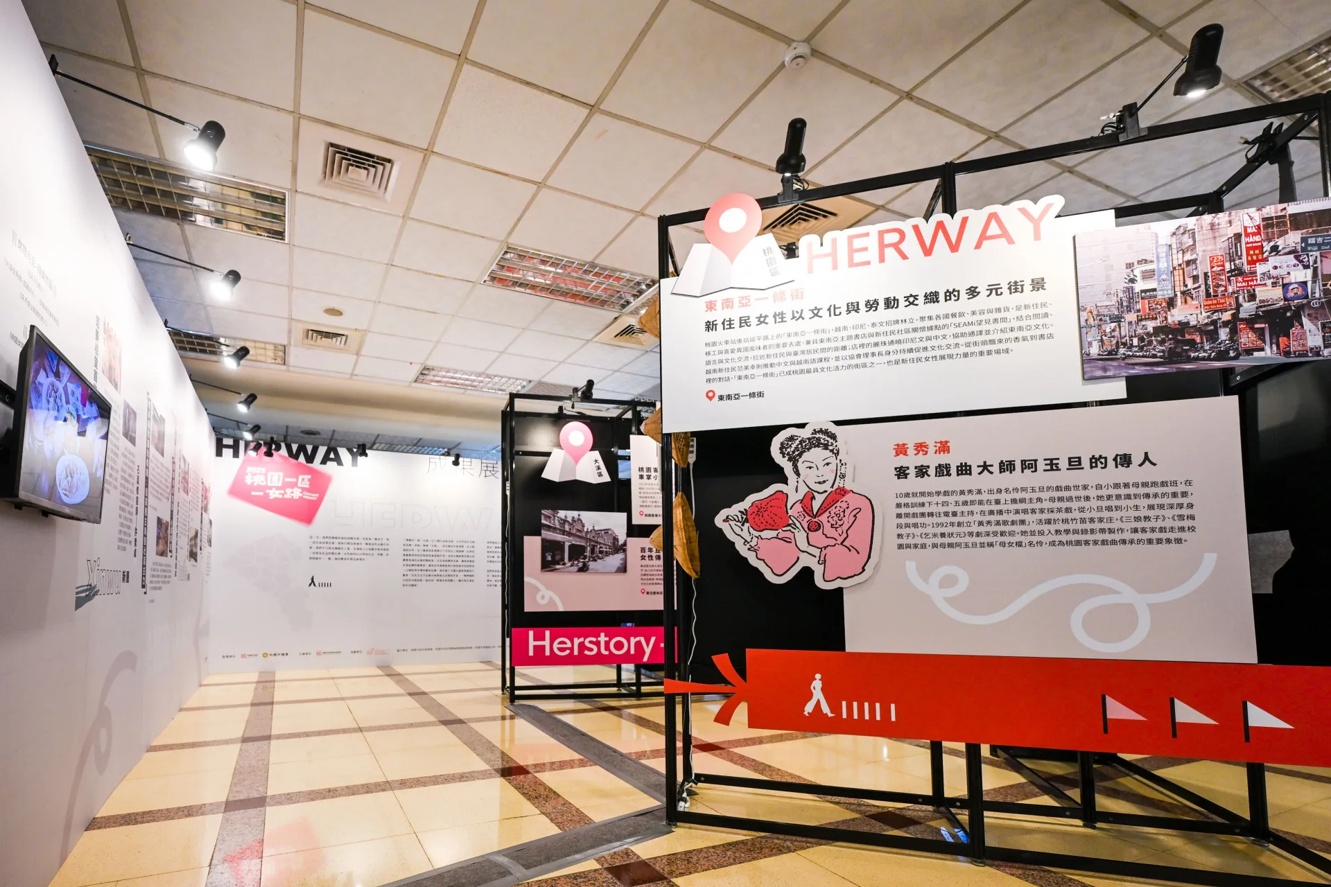 桃園一區一女路成果展自15日至26日在桃園市政府一樓川堂展出。桃園市政府提供