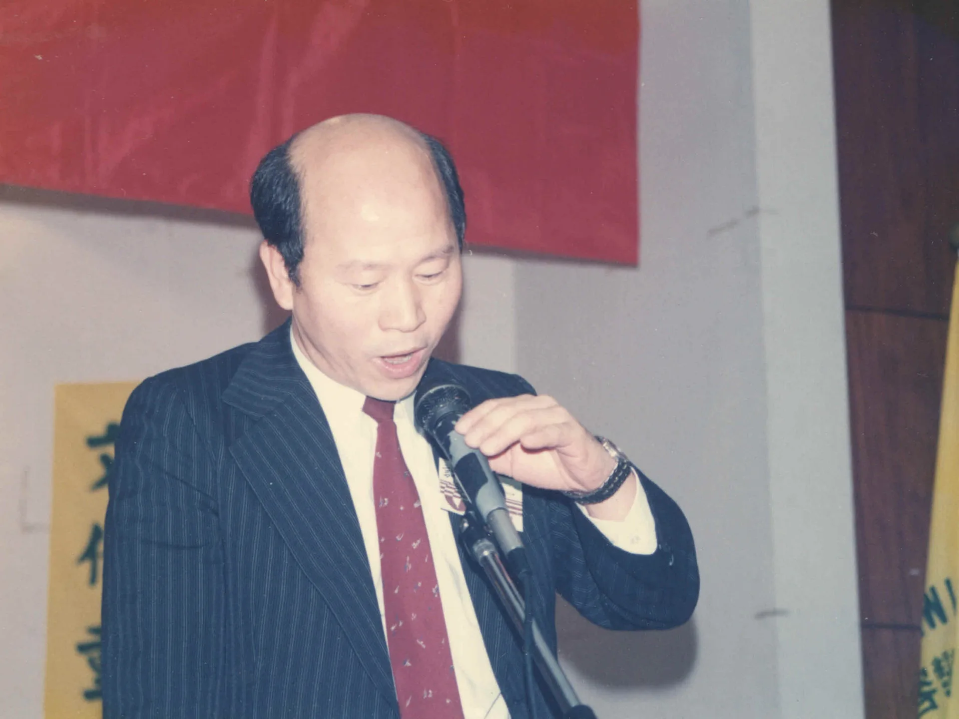 當年驚見笑的掌牛牯，歷經一次又一次的政治風暴與江湖風坡，不過，每一次看到許信良出現在大眾面前或電視螢幕，卻依舊不脫幾分內向和掩飾不住的害羞。1990，台北，楊國鑫攝