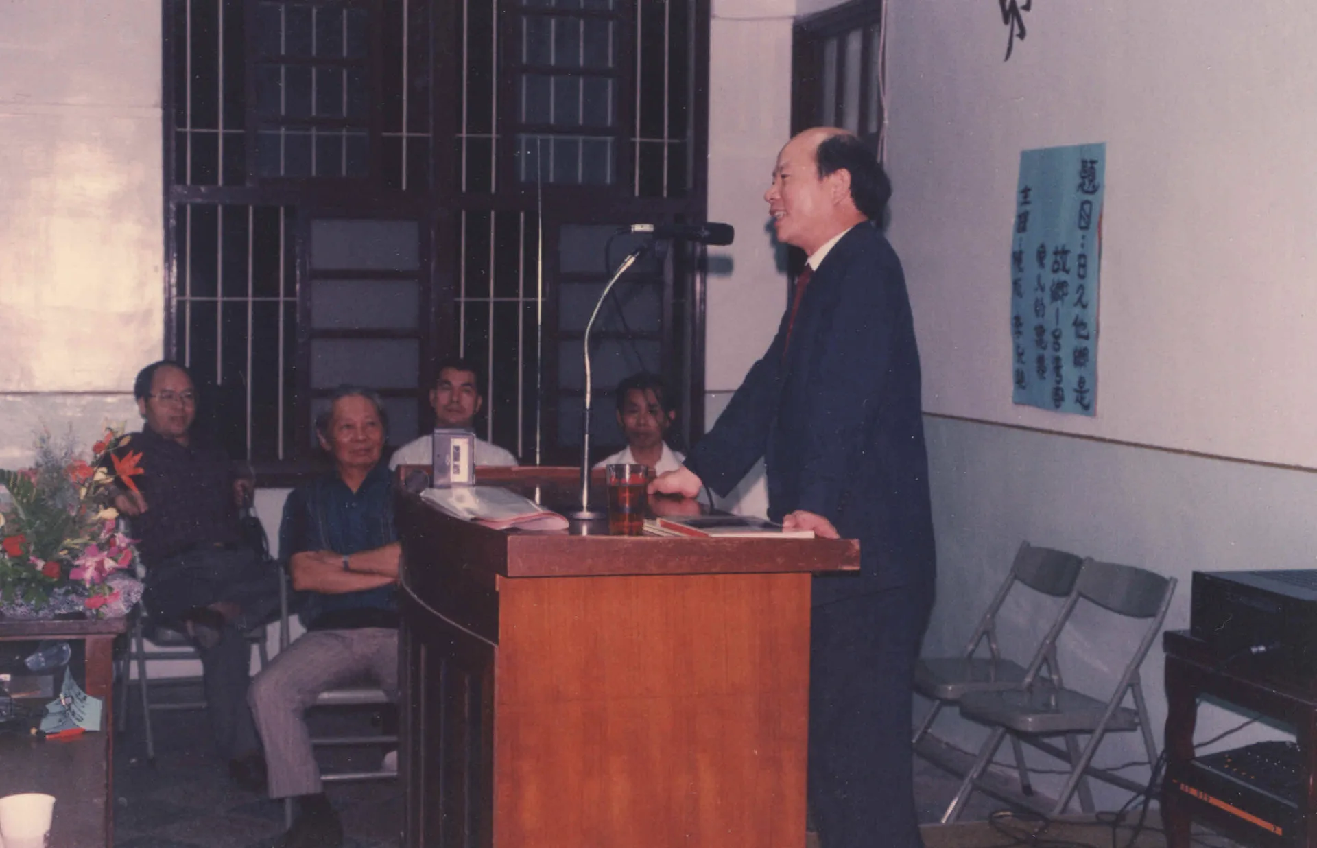 許信良關心台灣事，也關心客家事，特別抽空到新埔義民廟，為第二屆客家夏令營的學員做出短講。1991，新埔，楊國鑫攝