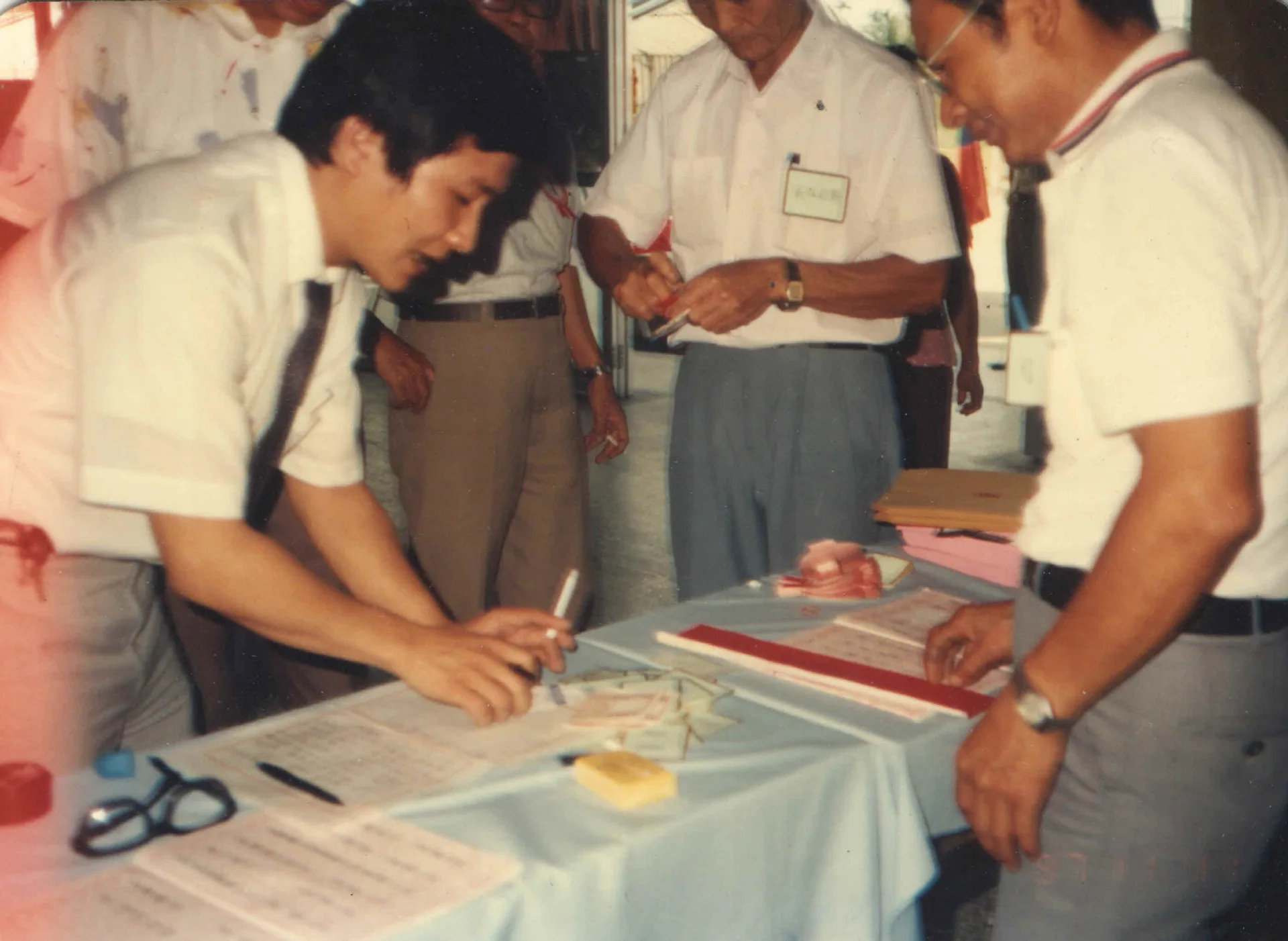 左邊彎腰拿著一根菸的是人稱小魏的魏廷昱，1977年許信良參選桃園縣長時擔任競選幹部，擁有一手中壢事件資料。這張照片是當時客家風雲雜誌社的陳文和提供。魏廷昱也是客家風雲雜誌的發起人之一。楊國鑫提供