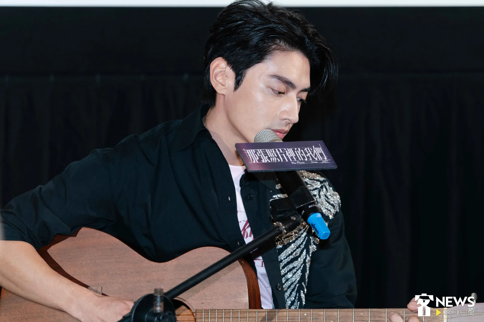 宋柏緯在影人特別場用吉他自彈自唱電影插曲〈瞬間的遠方〉。朱愷元攝