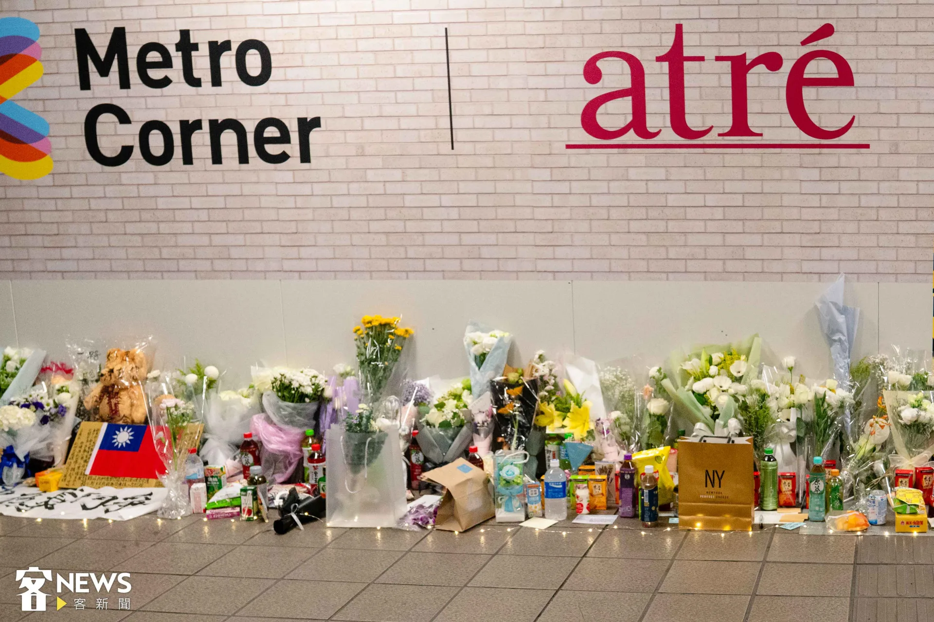 27歲張文昨天在台北車站M7出口等處犯下隨機傷人案釀死傷，案發現場20日起設置悼念空間，許多人擺放花束、卡片致哀。朱愷元攝