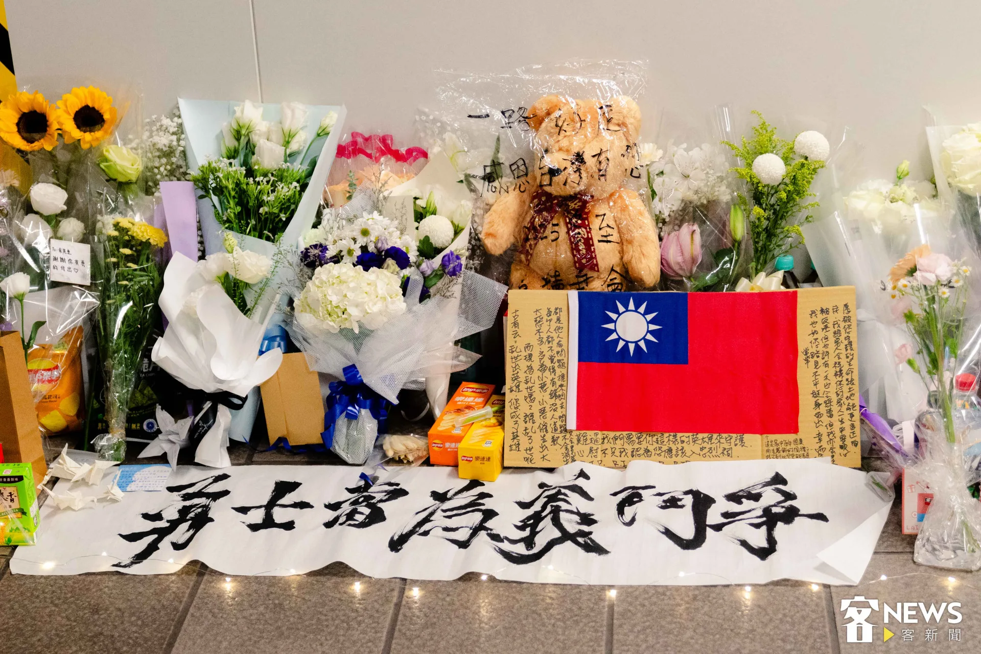 27歲張文昨天在台北車站M7出口等處犯下隨機傷人案釀死傷，案發現場20日起設置悼念空間。朱愷元攝