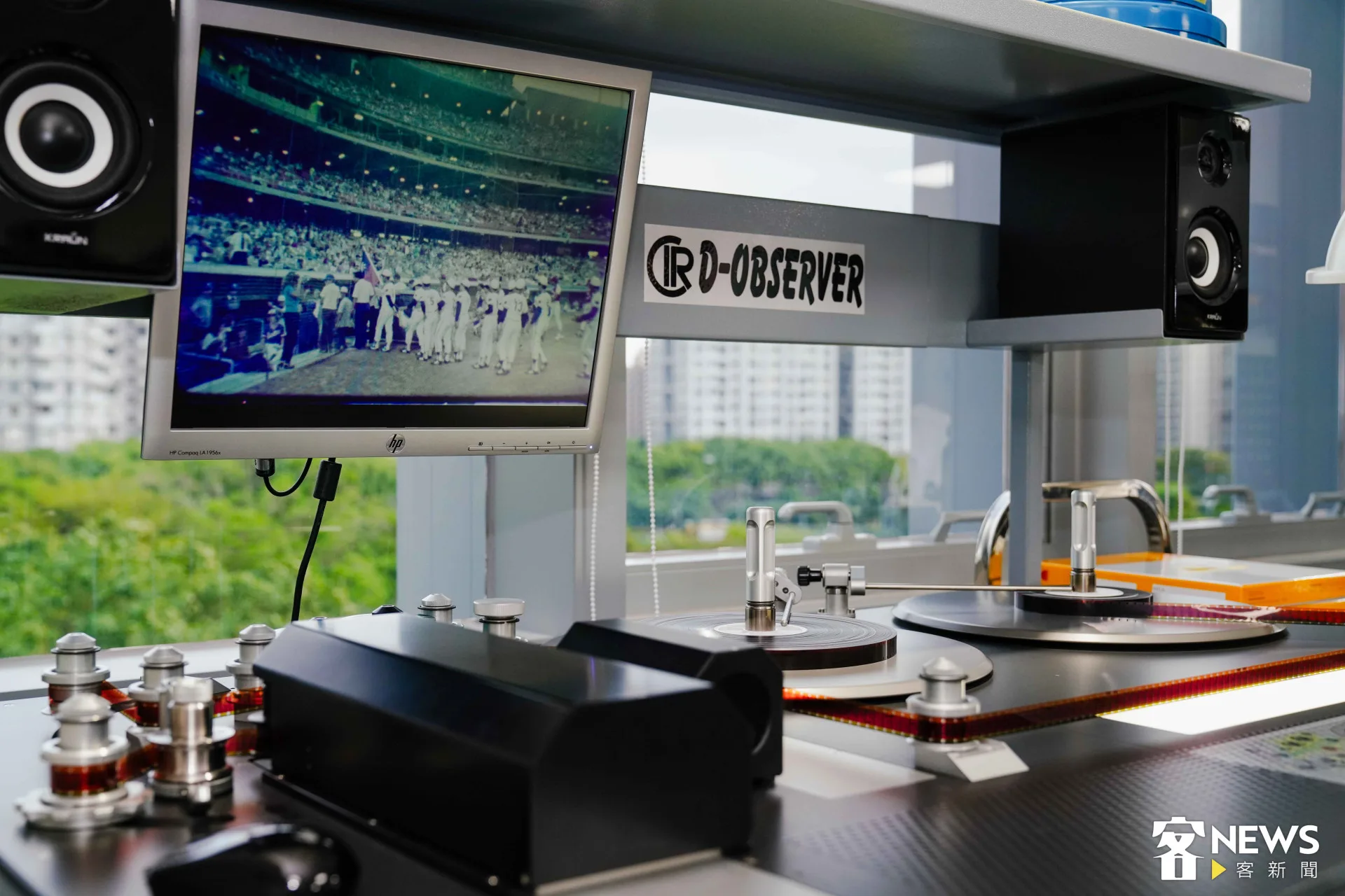 電影膠捲的回放機，畫面為傳奇棒球隊「榮工棒球隊」赴美參賽的珍貴畫面。朱愷元攝