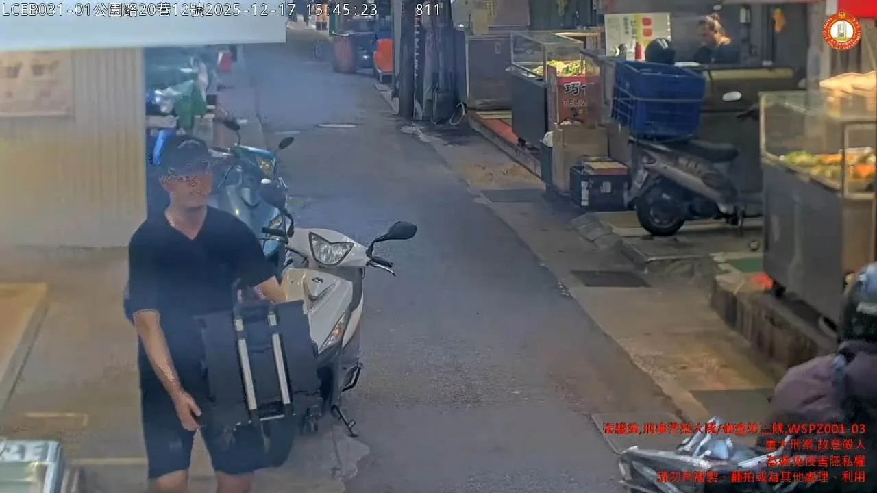 嫌犯張文於12月17日15時45分，從北市公園路租屋處，獨自1人搬運物品至南京西路旅館。警方提供