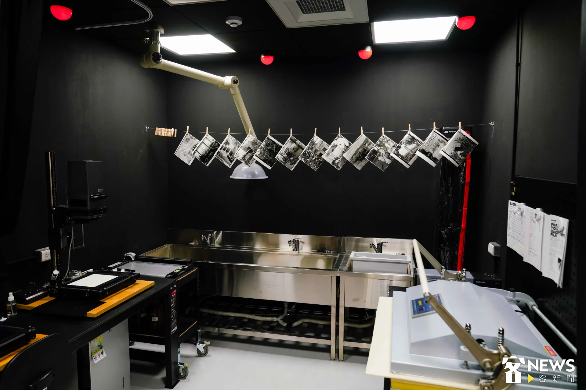 國家檔案館剛成立時期的暗房，用於修復被化學藥劑侵蝕的相片。朱愷元攝