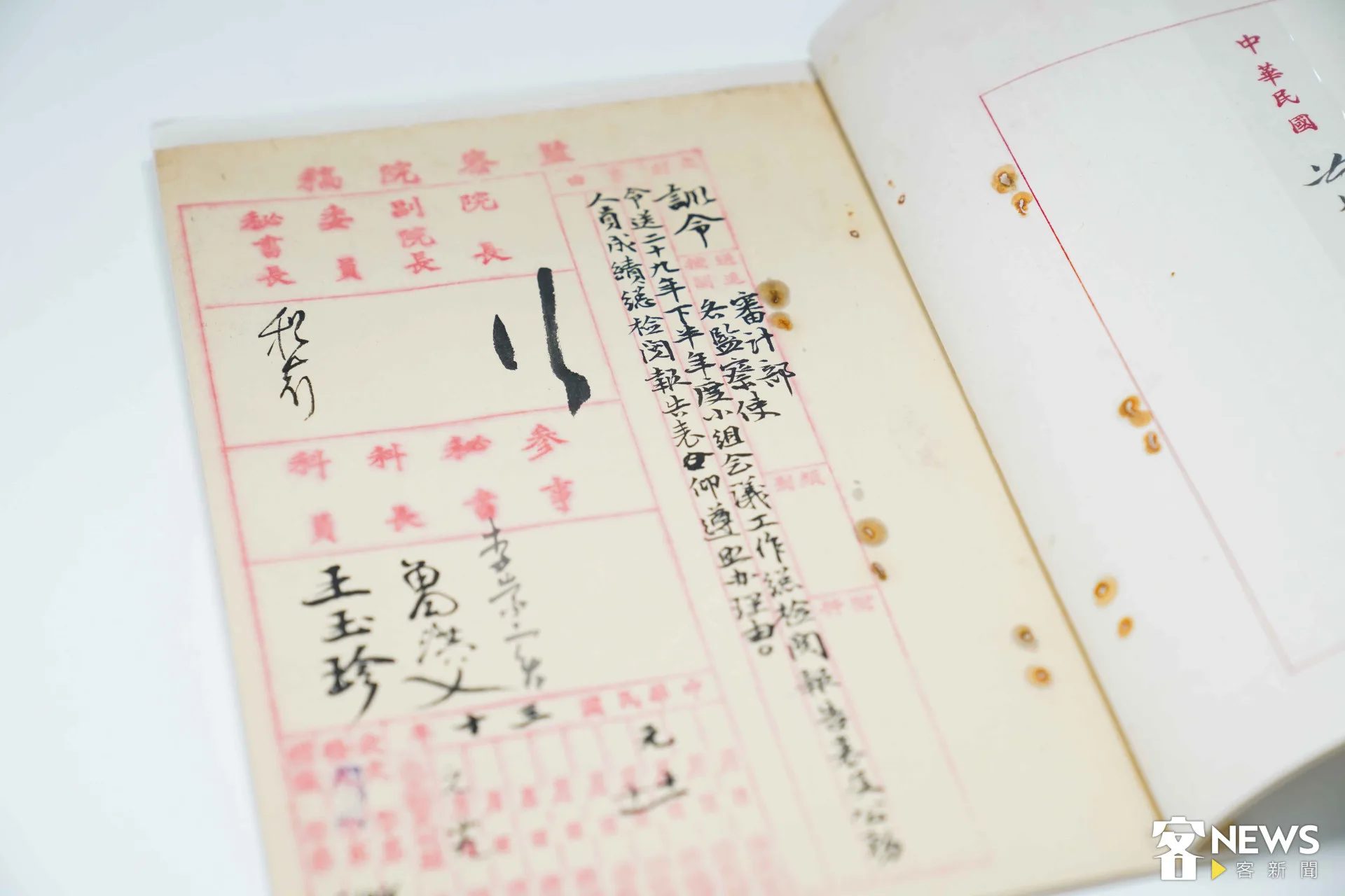 戴芳伶也分享人員的日常挑戰，比如一筆檔案上簽署的兩豎撇字樣，經反覆梳理脈絡後才確認，原來該字樣是「行」的草寫。朱愷元攝