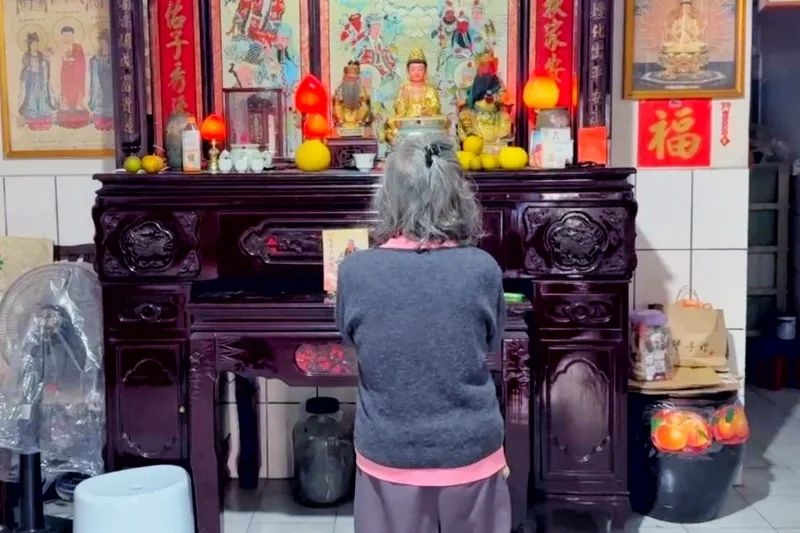 台北捷運19日發生連續攻擊造成4死,其中見義勇為的57歲余家昶挺身制止嫌犯張文犯行,遭刺傷送醫不治。余媽媽看到新聞報導不知道是自己兒子,但心裡擔心還特別向家中的觀世音菩薩及土地公祈求保佑。中央社