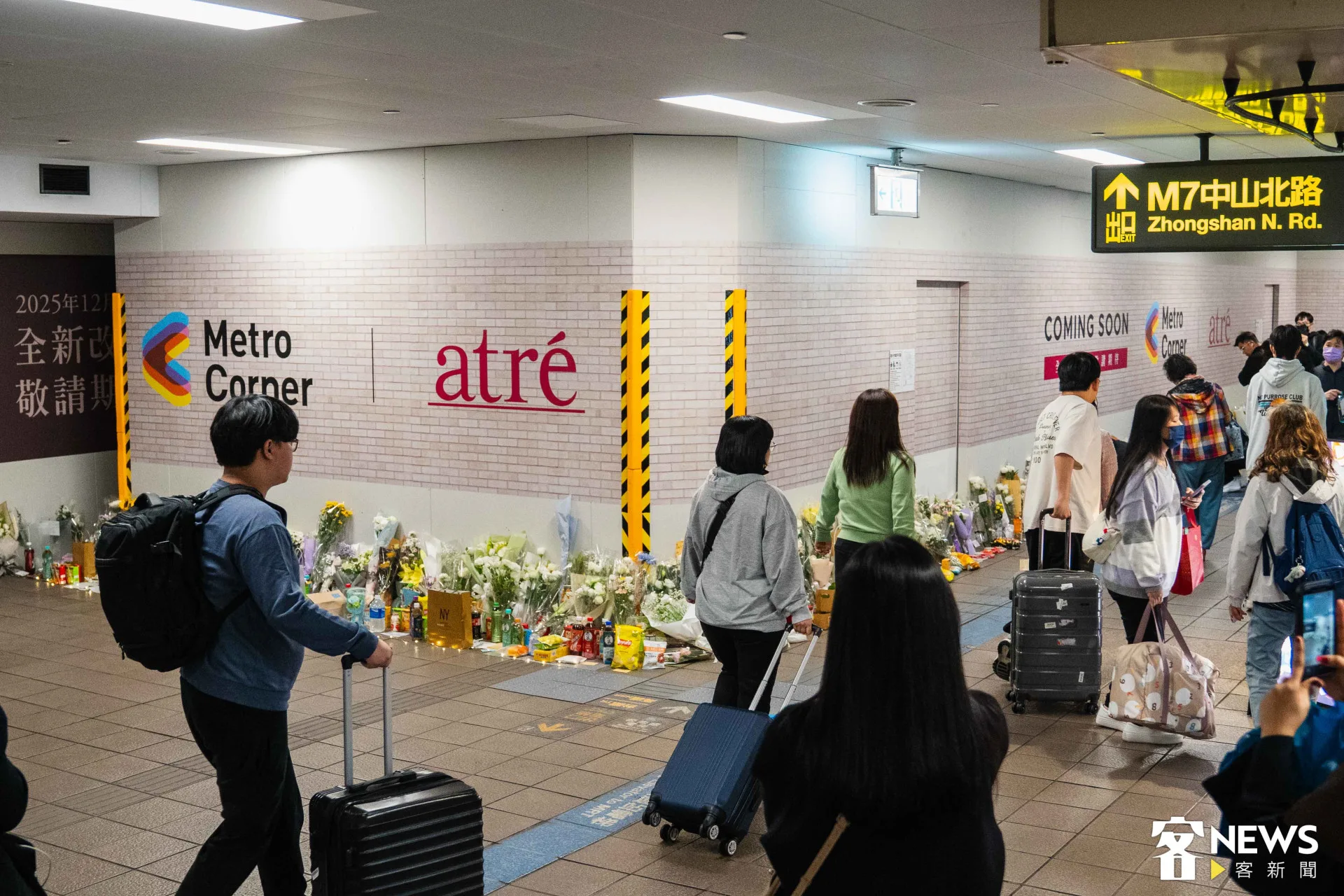 27歲張文昨天在台北車站M7出口等處犯下隨機傷人案釀死傷，案發現場20日起設置悼念空間。朱愷元攝