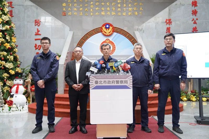 台北市警察局刑事警察大隊大隊長盧俊宏(左2)22日說明,針對張文隨機攻擊事件,目前仍在持續追查、調閱金流狀況,目前查無第五縱隊相關跡象。北市警提供